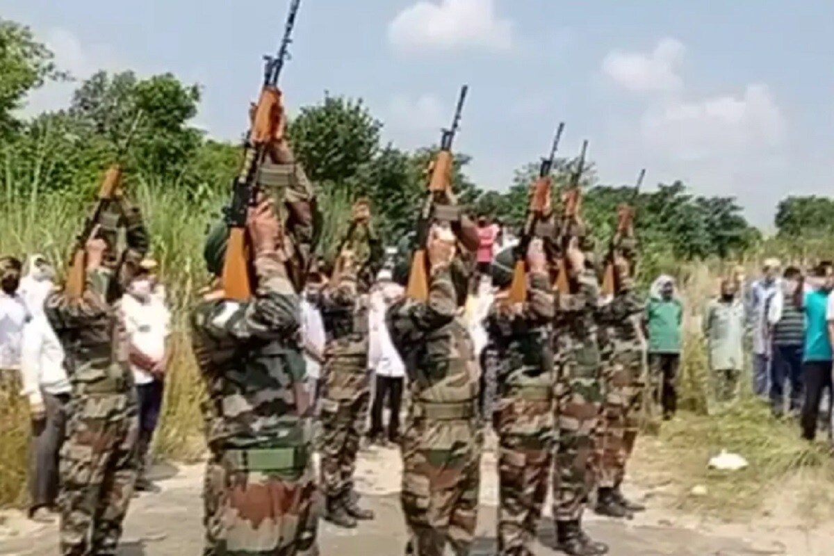 রবিবার ১৯ নম্বর রেজিমেন্টের মেজর ইন্দরপ্রীত ও মেজর শঙ্কর মরদেহ বাড়িতে পৌঁছে দিয়েছেন ৷ মেজর নীরজের মরদেহ দেখে কোনও ভাবেই মেনে নিতে পারছেন না প্রতিবেশীরা ৷ (ছবি সৌজন্যে নিউজ 18) ৷ রবিবার ১৯ নম্বর রেজিমেন্টের মেজর ইন্দরপ্রীত ও মেজর শঙ্কর মরদেহ বাড়িতে পৌঁছে দিয়েছেন ৷ মেজর নীরজের মরদেহ দেখে কোনও ভাবেই মেনে নিতে পারছেন না প্রতিবেশীরা ৷ (ছবি সৌজন্যে নিউজ 18) ৷
