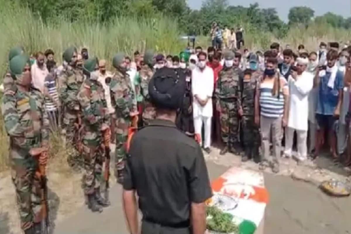 মাত্র ৪ দিন বাদ মেজর নীরজ শর্মা ছুটিতে বাড়ি ফিরবেন এমনটাই ঠিক ছিল ৷ বাড়ির ছেলেরমৃত্যুতে পায়ের তলা থেকে মাটি সরে গিয়েছে ৷ (ছবি সৌজন্যে নিউজ 18) ৷ মাত্র ৪ দিন বাদ মেজর নীরজ শর্মা ছুটিতে বাড়ি ফিরবেন এমনটাই ঠিক ছিল ৷ বাড়ির ছেলেরমৃত্যুতে পায়ের তলা থেকে মাটি সরে গিয়েছে ৷ (ছবি সৌজন্যে নিউজ 18) ৷