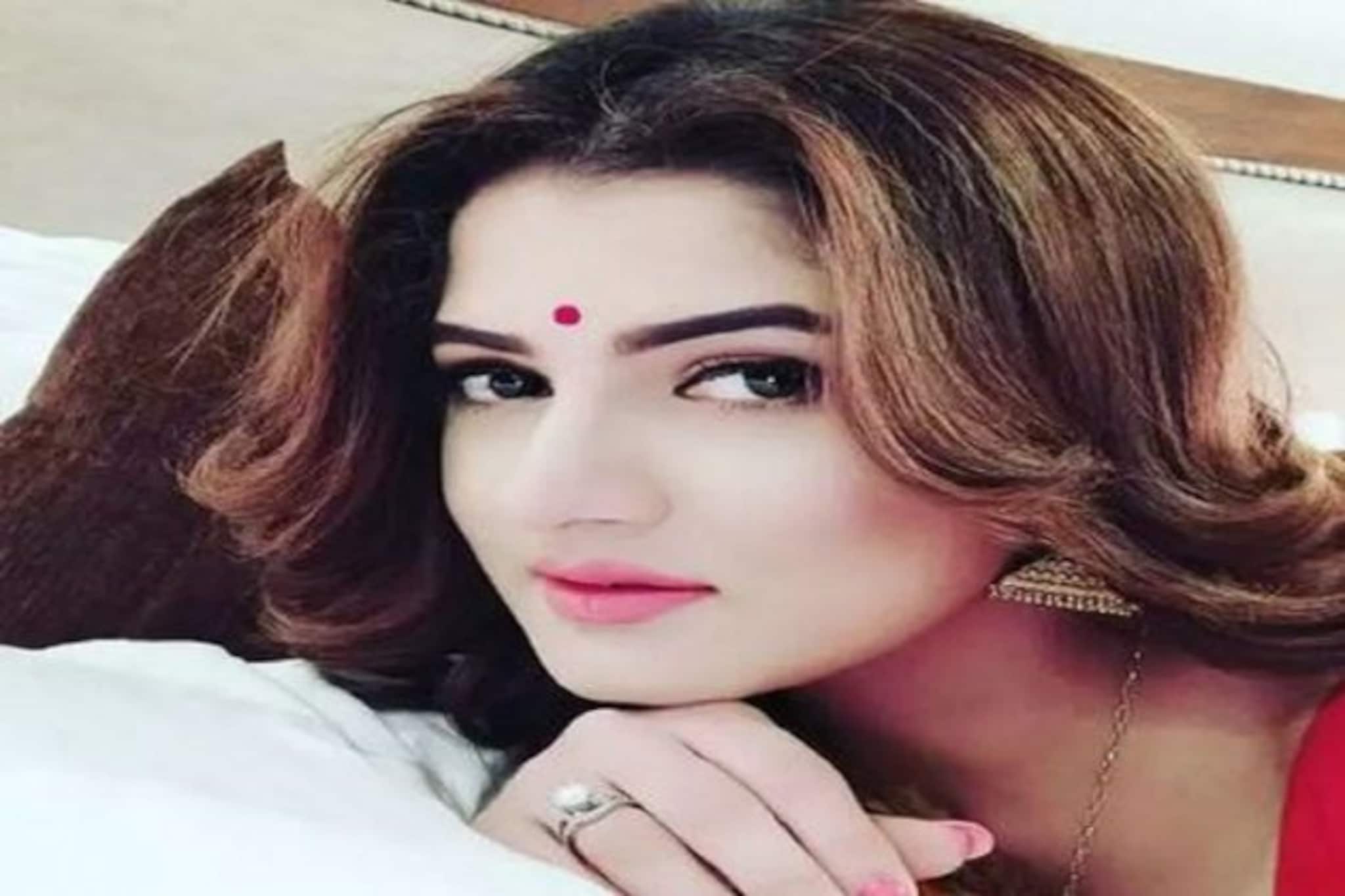 বাংলাদেশ থেকে ফোনে অশ্লীল মেসেজ ! হাইকমিশনার দফতরে অভিযোগ শ্রাবন্তীর