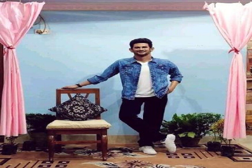 আসানসোলে নিজের মিউজিয়ামেই সুশান্তের এই মূর্তিটি রেখেছেন শিল্পী সুশান্ত রায়৷ তবে কোনও সংস্থা বা ব্যক্তিগত ভাবে বরাত দিলে এই একই মূর্তি বানিয়ে দিতে পারবেন তিনি৷ আসানসোলের মিউজিয়ামে সুশান্তের সিং রাজপুতের মূর্তির দেখতে ইতিমধ্যেই ভিড় জমতে শুরু করেছে৷ প্রয়াত শিল্পীর মূর্তির সঙ্গে সেলফিও তুলছেন কেউ কেউ৷Photo-Facebook আসানসোলে নিজের মিউজিয়ামেই সুশান্তের এই মূর্তিটি রেখেছেন শিল্পী সুশান্ত রায়৷ তবে কোনও সংস্থা বা ব্যক্তিগত ভাবে বরাত দিলে এই একই মূর্তি বানিয়ে দিতে পারবেন তিনি৷ আসানসোলের মিউজিয়ামে সুশান্তের সিং রাজপুতের মূর্তির দেখতে ইতিমধ্যেই ভিড় জমতে শুরু করেছে৷ প্রয়াত শিল্পীর মূর্তির সঙ্গে সেলফিও তুলছেন কেউ কেউ৷Photo-Facebook