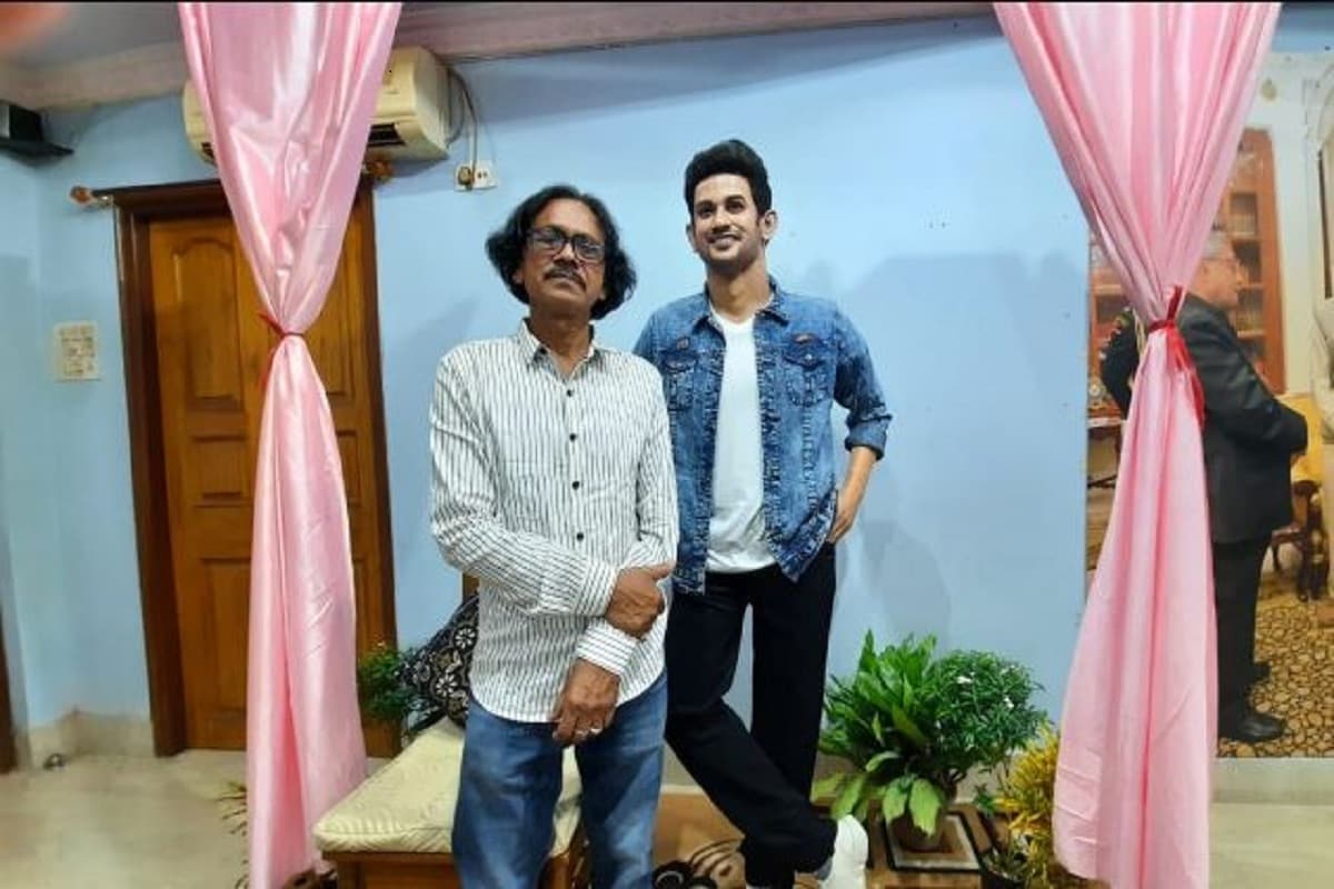 এক সুশান্তের হাতে জীবন্ত হয়ে উঠলেন আরও এক সুশান্ত! প্রয়াত অভিনেতা সুশান্ত সিং রাজপুতের মোমেরমূর্তি গড়লেন আসানসোলের শিল্পী সুশান্ত রায়৷ অতীতেও একাধিক বিখ্যাত ব্যক্তিত্বের মোমের মূর্তি গড়েতাক লাগিয়ে দিয়েছেন তিনি৷ এবার সম্পূর্ণ নিজস্ব উদ্যোগে কোনও বরাত ছাড়াই সুশান্ত সিং রাজপুতেরমূর্তিটি তৈরি করেছেন শিল্পী৷Photo-ANI এক সুশান্তের হাতে জীবন্ত হয়ে উঠলেন আরও এক সুশান্ত! প্রয়াত অভিনেতা সুশান্ত সিং রাজপুতের মোমেরমূর্তি গড়লেন আসানসোলের শিল্পী সুশান্ত রায়৷ অতীতেও একাধিক বিখ্যাত ব্যক্তিত্বের মোমের মূর্তি গড়েতাক লাগিয়ে দিয়েছেন তিনি৷ এবার সম্পূর্ণ নিজস্ব উদ্যোগে কোনও বরাত ছাড়াই সুশান্ত সিং রাজপুতেরমূর্তিটি তৈরি করেছেন শিল্পী৷Photo-ANI
