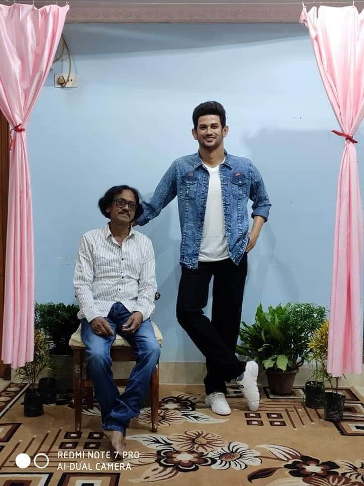 দেশবাসী অচিরেই হারিয়েছে এসএসআর অর্থ্যাৎ সুশান্ত সিং রাজপুতকে। তাঁর মৃত্যু রহস্যের কিনারা এখনও হয়নি। তারমধ্যে সুশান্ত সিং এর মোমের মূর্তি উন্মোচন হল আসানসোলে। আসানসোলের মোম ভাস্কর্য শিল্পী সুশান্ত রায় প্রয়াত অভিনেতার মোমের মূর্তি তৈরি করার পর মূর্তিটি তাঁর ওয়াক্স মিউজিয়ামে এনে রাখেন। ছবি- দীপক শর্মা দেশবাসী অচিরেই হারিয়েছে এসএসআর অর্থ্যাৎ সুশান্ত সিং রাজপুতকে। তাঁর মৃত্যু রহস্যের কিনারা এখনও হয়নি। তারমধ্যে সুশান্ত সিং এর মোমের মূর্তি উন্মোচন হল আসানসোলে। আসানসোলের মোম ভাস্কর্য শিল্পী সুশান্ত রায় প্রয়াত অভিনেতার মোমের মূর্তি তৈরি করার পর মূর্তিটি তাঁর ওয়াক্স মিউজিয়ামে এনে রাখেন। ছবি- দীপক শর্মা