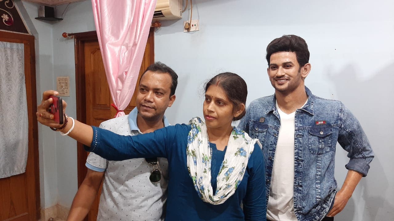 আসানসোলের মিউজিয়ামে সুশান্তের সিং রাজপুতের মূর্তির দেখতে ইতিমধ্যেই ভিড় জমতে শুরু করেছে৷ প্রয়াত শিল্পীর মূর্তির সঙ্গে সেলফিও তুলছেন কেউ কেউ৷ ছবি- দীপক শর্মা আসানসোলের মিউজিয়ামে সুশান্তের সিং রাজপুতের মূর্তির দেখতে ইতিমধ্যেই ভিড় জমতে শুরু করেছে৷ প্রয়াত শিল্পীর মূর্তির সঙ্গে সেলফিও তুলছেন কেউ কেউ৷ ছবি- দীপক শর্মা