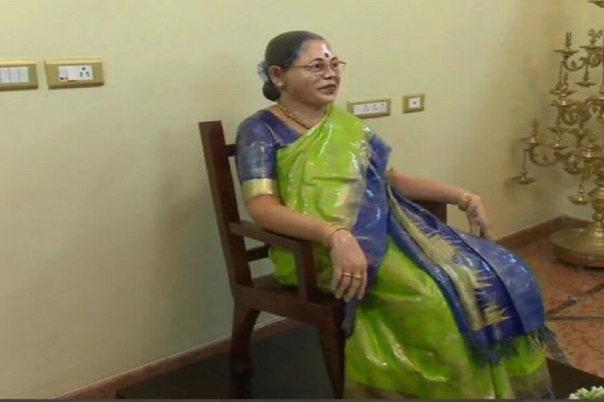 ৭৪ বছরের ওই ব্যবসায়ীর নাম সি সেতুরমন৷ তিনি মাদুরাইয়ের মেলা পোন্নাগরমের বাসিন্দা৷ গত ১০অগাস্ট তাঁর ৬৭ বছর বয়সি স্ত্রী এস পিচাইমণি আচমকাই হৃদরোগে আক্রান্ত হয়ে মারা যান৷Photo-ANI ৭৪ বছরের ওই ব্যবসায়ীর নাম সি সেতুরমন৷ তিনি মাদুরাইয়ের মেলা পোন্নাগরমের বাসিন্দা৷ গত ১০অগাস্ট তাঁর ৬৭ বছর বয়সি স্ত্রী এস পিচাইমণি আচমকাই হৃদরোগে আক্রান্ত হয়ে মারা যান৷Photo-ANI