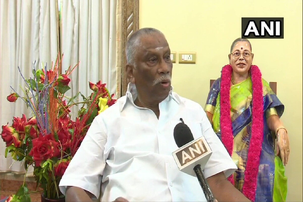 ২৫ দিনের চেষ্টায় মাদুরাইয়ের এক শিল্পী ফাইবারের স্ট্যাচুটি তৈরি করেছেন৷ নিজের বাড়ির বসার ঘরেইস্ত্রীর এই মূর্তি বসিয়েছেন সেতুরমন৷ তাঁর দাবি, বাড়ির ভিতরে রাখলে বহু বছর মূর্তিটি নষ্ট হবে না৷এমন ভাবে মূর্তিটি বসানো হয়েছে যে ঘরের দরজা খুললেই তা চোখে পড়বে৷ ওই ব্যবসায়ীর কথায়,'দরজা খুললেই স্ত্রীর মূর্তিটি দেখতে পাব৷ তাতে মনে হবে, আগের মতোই আমার স্ত্রীর আমাকে দরজা খুলেদিচ্ছেন৷' পেশায় রিয়েল এস্টেট ব্যবসায়ী সেতুরমনের তিন মেয়ে৷ তাঁদের প্রত্যেকেরই বিয়ে হয়ে গিয়েছে৷ফলে বাড়িতে স্ত্রীর মূর্তি এবং স্মৃতিকে সঙ্গী করেই বাকি জীবনটা কাটাতে চান তিনি৷Photo-ANI ২৫ দিনের চেষ্টায় মাদুরাইয়ের এক শিল্পী ফাইবারের স্ট্যাচুটি তৈরি করেছেন৷ নিজের বাড়ির বসার ঘরেইস্ত্রীর এই মূর্তি বসিয়েছেন সেতুরমন৷ তাঁর দাবি, বাড়ির ভিতরে রাখলে বহু বছর মূর্তিটি নষ্ট হবে না৷এমন ভাবে মূর্তিটি বসানো হয়েছে যে ঘরের দরজা খুললেই তা চোখে পড়বে৷ ওই ব্যবসায়ীর কথায়,'দরজা খুললেই স্ত্রীর মূর্তিটি দেখতে পাব৷ তাতে মনে হবে, আগের মতোই আমার স্ত্রীর আমাকে দরজা খুলেদিচ্ছেন৷' পেশায় রিয়েল এস্টেট ব্যবসায়ী সেতুরমনের তিন মেয়ে৷ তাঁদের প্রত্যেকেরই বিয়ে হয়ে গিয়েছে৷ফলে বাড়িতে স্ত্রীর মূর্তি এবং স্মৃতিকে সঙ্গী করেই বাকি জীবনটা কাটাতে চান তিনি৷Photo-ANI