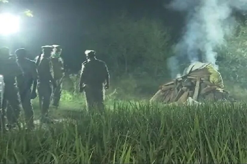 নির্যাতিতার মৃত্যুর পরও বিতর্ক থামেনি৷ অভিযোগ, পরিবারের আপত্তি অগ্রাহ্য করেই এ দিন ভোরে ওই   যুবতীর দেহ সৎকার করে দেয় উত্তরপ্রদেশের পুলিশ৷ যদিও পুলিশ ও স্থানীয় প্রশাসন এই অভিযোগ   অস্বীকার করেছে৷ 