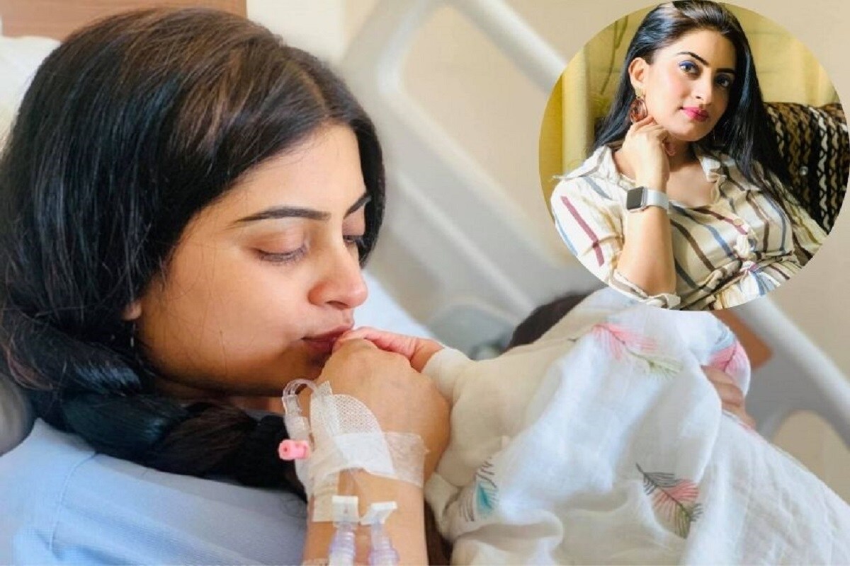 • সদ্য মা হয়েছেন ‘জড়োয়ার-ঝুমকো’-খ্যাত অভিনেত্রী অঙ্কিতা মজুমদার পাল। গত ৮ সেপ্টেম্বর সকালে কন্যা সন্তানের জন্ম দিয়েছেন অভিনেত্রী। মেয়ের ছোট্ট হাতের ছবি শেয়ার করে সকলকে জানিয়েছেন এই সুখবরটা। • সদ্য মা হয়েছেন ‘জড়োয়ার-ঝুমকো’-খ্যাত অভিনেত্রী অঙ্কিতা মজুমদার পাল। গত ৮ সেপ্টেম্বর সকালে কন্যা সন্তানের জন্ম দিয়েছেন অভিনেত্রী। মেয়ের ছোট্ট হাতের ছবি শেয়ার করে সকলকে জানিয়েছেন এই সুখবরটা।