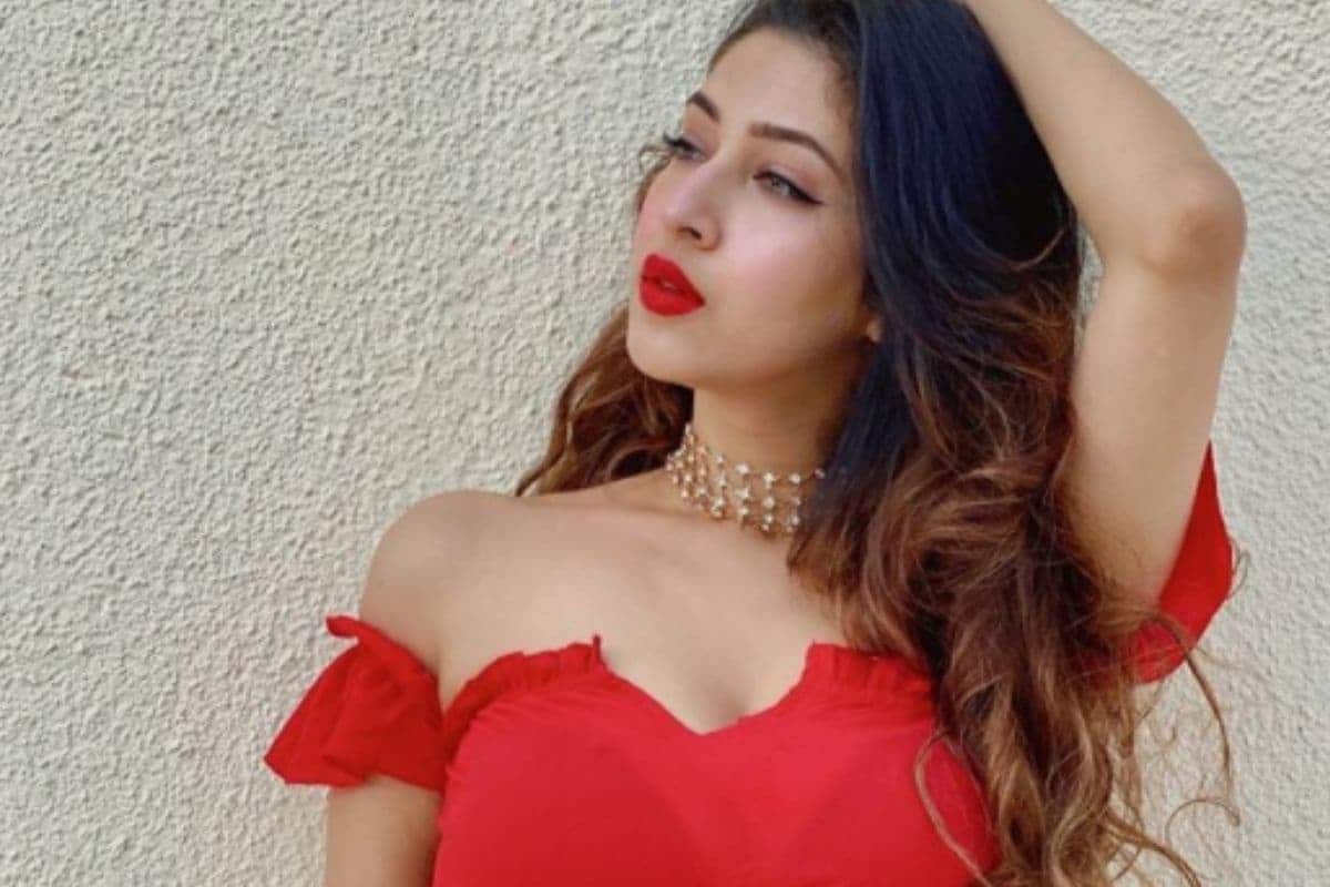 দেব কা দেব মহাদেবের পার্বতী অর্থাৎ সোনারিকা ভদোরিয়া সম্প্রতি সোশ্যাল মিডিয়ায় বেশ সক্রিয় ৷ নিজের দুর্দান্ত ছবির জন্য সোনারিকা ভদোরিয়া সব সময়েই চর্চায় থাকেন ৷ ভক্তরা সব সময়েই তাঁকে ঘিরেই থাকেন ৷ ভক্তদের কমেন্টের ভাল জবাব দেওয়ার জন্য তিনি সুপরিচিত ৷ সোনারিকা ভদোরিয়া একবার এমনই এক ঘটনার পুনরাবৃত্তি করেছিলেন ৷ সোনরিকার বেশ কিছু ছবি সোশ্যাল মিডিয়ায় ভাইরাল হয়েছে ৷ যার জন্য তিনি চর্চায় আছেন সব সময়েই৷ সাম্প্রতিক কালের তাঁর ছবি যা তিনি ইনস্টাগ্রামে শেয়ার করেছেন, সেই ছবিই রীতিমত ঝড় তুলেছে ৷ (photo credit: instagram/@bsonarika). দেব কা দেব মহাদেবের পার্বতী অর্থাৎ সোনারিকা ভদোরিয়া সম্প্রতি সোশ্যাল মিডিয়ায় বেশ সক্রিয় ৷ নিজের দুর্দান্ত ছবির জন্য সোনারিকা ভদোরিয়া সব সময়েই চর্চায় থাকেন ৷ ভক্তরা সব সময়েই তাঁকে ঘিরেই থাকেন ৷ ভক্তদের কমেন্টের ভাল জবাব দেওয়ার জন্য তিনি সুপরিচিত ৷ সোনারিকা ভদোরিয়া একবার এমনই এক ঘটনার পুনরাবৃত্তি করেছিলেন ৷ সোনরিকার বেশ কিছু ছবি সোশ্যাল মিডিয়ায় ভাইরাল হয়েছে ৷ যার জন্য তিনি চর্চায় আছেন সব সময়েই৷ সাম্প্রতিক কালের তাঁর ছবি যা তিনি ইনস্টাগ্রামে শেয়ার করেছেন, সেই ছবিই রীতিমত ঝড় তুলেছে ৷ (photo credit: instagram/@bsonarika).