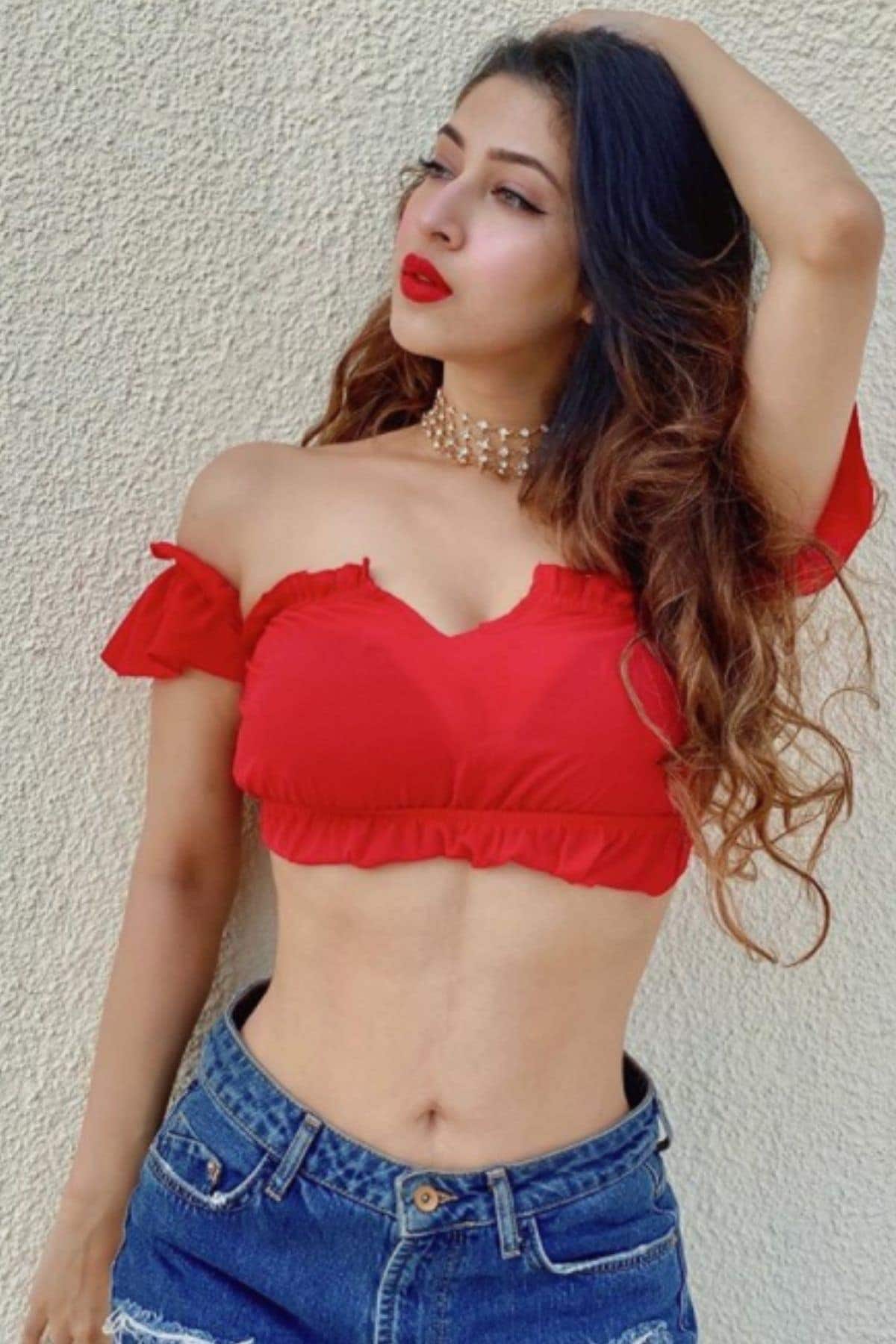 এই ছবিতেই তিনি ব্যঙ্গ বিদ্রুপের শিকার হয়েছেন ৷ ছবিতে লাল টপ ও নীল জিন্সে এক আলাদা আবেদন সৃষ্টি করেছেন ৷ (photo credit: instagram/@bsonarika) এই ছবিতেই তিনি ব্যঙ্গ বিদ্রুপের শিকার হয়েছেন ৷ ছবিতে লাল টপ ও নীল জিন্সে এক আলাদা আবেদন সৃষ্টি করেছেন ৷ (photo credit: instagram/@bsonarika)
