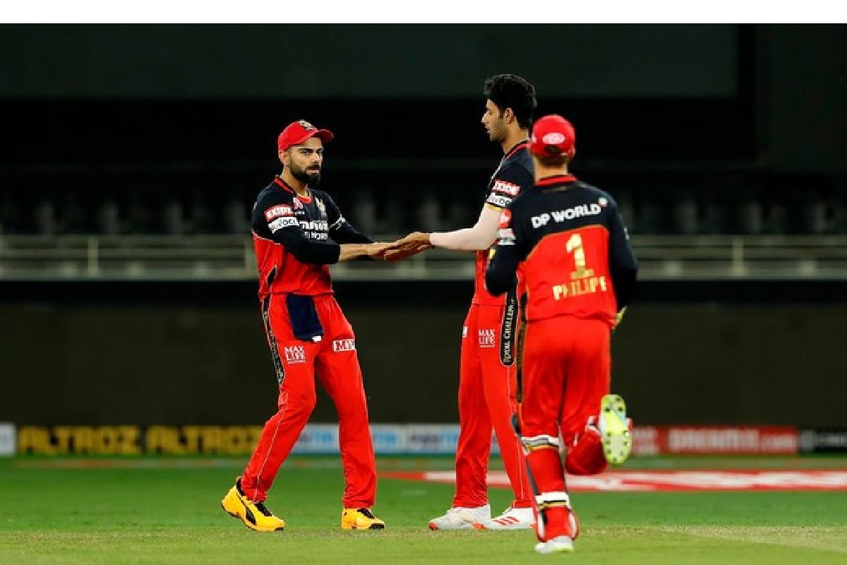 কিংগস ইলেভেন পঞ্জাবের বিরুদ্ধে বৃহস্পতিবার বিশ্রী হারের মুখ দেখেছে বিরাট কোহলির রয়্যাল চ্যালেঞ্জার্স ব্যাঙ্গালোর৷ কাঁটা ঘায়ে নুনের ছিঁটের মতোই এই ম্যাচে স্লো ওভারে রেটের জন্য মোটা আর্থিক জরিমানা করা হল ব্যাঙ্গালোর অধিনায়ক বিরাটকে৷Photo-File কিংগস ইলেভেন পঞ্জাবের বিরুদ্ধে বৃহস্পতিবার বিশ্রী হারের মুখ দেখেছে বিরাট কোহলির রয়্যাল চ্যালেঞ্জার্স ব্যাঙ্গালোর৷ কাঁটা ঘায়ে নুনের ছিঁটের মতোই এই ম্যাচে স্লো ওভারে রেটের জন্য মোটা আর্থিক জরিমানা করা হল ব্যাঙ্গালোর অধিনায়ক বিরাটকে৷Photo-File