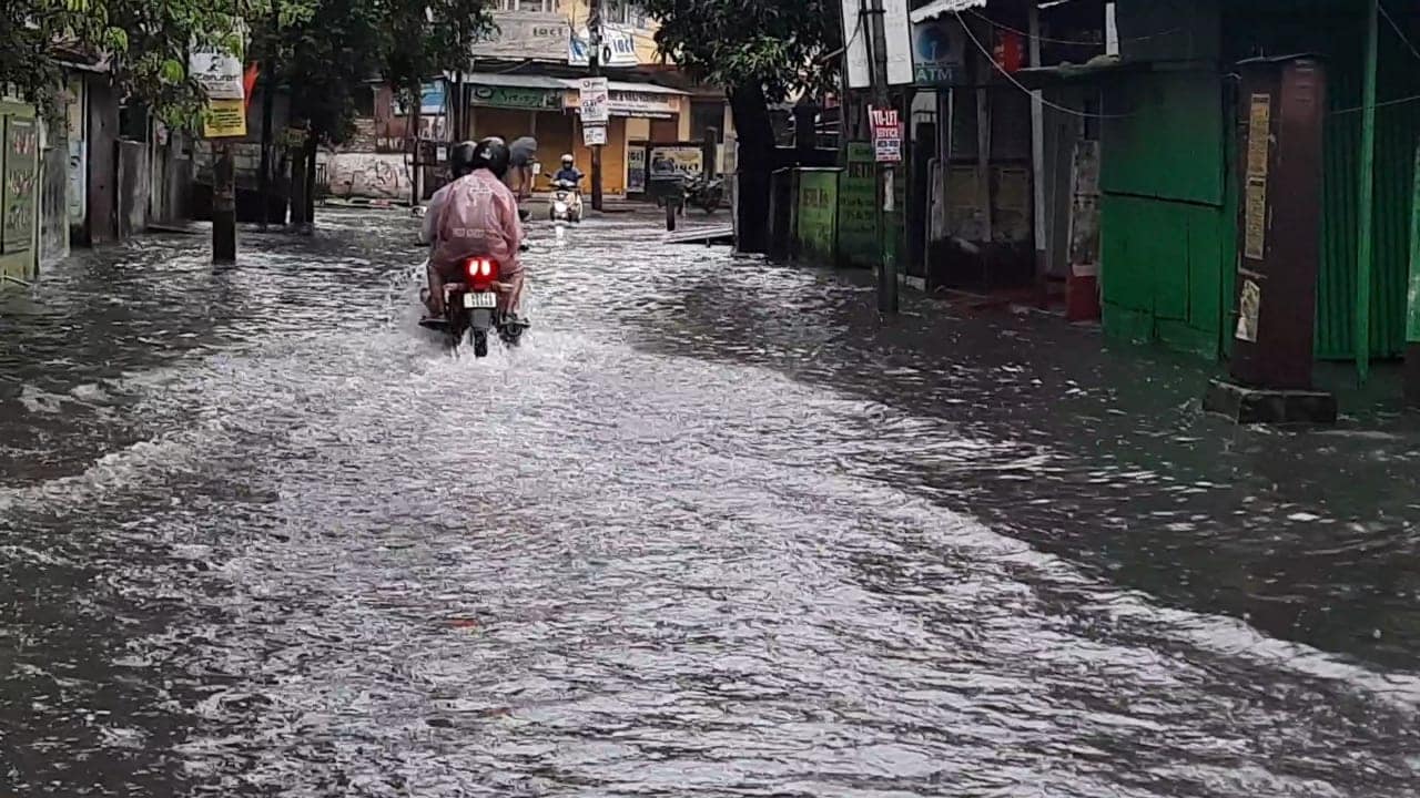 শহর বাড়ছে, উন্নয়ন হচ্ছে। নতুন রাস্তাঘাট হচ্ছে। কালভার্ট তৈরী হচ্ছে। কিন্তু জল নিকাশীর সমাধানে আজও ব্লু প্রিন্ট তৈরী হয়নি। হলেও তা কার্যকরী হয়নি। দুর্ভোগে থাকা বাসিন্দাদের অভিযোগ, পুরসভার চেয়ার বদলানোর পরও হাল ফেরেনি। মিলেছে শুধু গালভরা প্রতিশ্রুতি। অনেকাংশে স্থানীয় বাসিন্দারাও দায়ী। নির্দিষ্ট ডাস্টবিনে বাড়ির ময়লা, আবর্জনা না ফেলে সোজা বাড়ির সামনের নর্দমায় ছুঁড়ে ফেলা। নিয়মিত নর্দমা পরিস্কার না হওয়ায় ভারী বৃষ্টি হলে নালার জল উপচে পড়ে। আর এতেই জল দাঁড়িয়ে পড়ায় দুর্ভোগ বাড়ে। তথ্য ও ছবি Partha Pratim Sarkar শহর বাড়ছে, উন্নয়ন হচ্ছে। নতুন রাস্তাঘাট হচ্ছে। কালভার্ট তৈরী হচ্ছে। কিন্তু জল নিকাশীর সমাধানে আজও ব্লু প্রিন্ট তৈরী হয়নি। হলেও তা কার্যকরী হয়নি। দুর্ভোগে থাকা বাসিন্দাদের অভিযোগ, পুরসভার চেয়ার বদলানোর পরও হাল ফেরেনি। মিলেছে শুধু গালভরা প্রতিশ্রুতি। অনেকাংশে স্থানীয় বাসিন্দারাও দায়ী। নির্দিষ্ট ডাস্টবিনে বাড়ির ময়লা, আবর্জনা না ফেলে সোজা বাড়ির সামনের নর্দমায় ছুঁড়ে ফেলা। নিয়মিত নর্দমা পরিস্কার না হওয়ায় ভারী বৃষ্টি হলে নালার জল উপচে পড়ে। আর এতেই জল দাঁড়িয়ে পড়ায় দুর্ভোগ বাড়ে। তথ্য ও ছবি Partha Pratim Sarkar