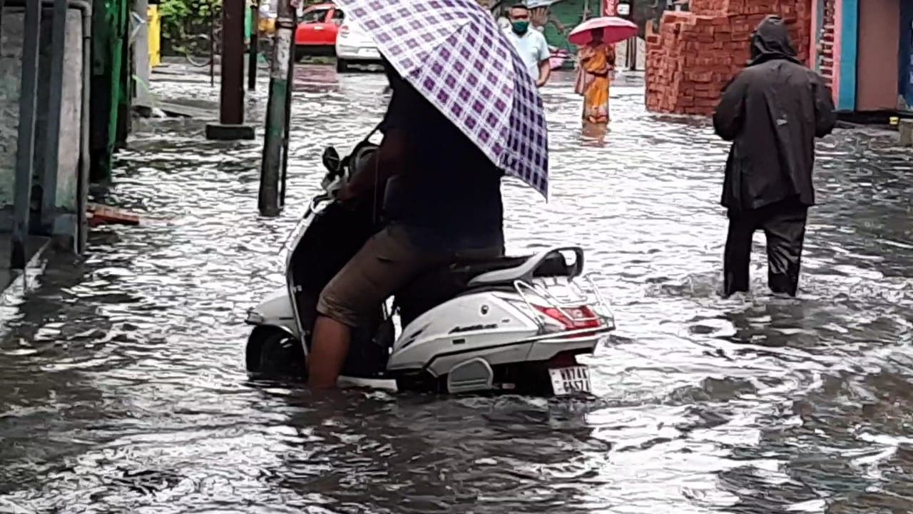 আকাশের মুখও ভার হয়ে আছে। রাতে ফের বৃষ্টি নামলে দুর্ভোগ আরো বাড়বে। দুশ্চিন্তায় রয়েছে নীচু ওয়ার্ডের বাসিন্দারা। তাদের অভিযোগ, বহুবার এই সমস্যা নিয়ে পুরসভাকে জানানো হয়েছে। কিন্তু সমস্যা সেই তিমিরেই রয়েছে। এমনকী ক্ষমতার হাত বদল হলেও জল নিকাশী সমস্যার সমাধান হয়নি। বেহাল নিকাশীর কঙ্কালসার বেরিয়ে আসে। অথচ প্রতিবছরই বর্ষার সময়ে গুচ্ছের প্রতিশ্রুতি মেলে। বাস্তবে সমস্যা সেই তিমিরেই রয়েছে। পালটানোর ছবি ধরা পড়েনি। ফলে দুর্ভোগ, ভোগান্তি বেড়েই চলেছে। তথ্য ও ছবি Partha Pratim Sarkar আকাশের মুখও ভার হয়ে আছে। রাতে ফের বৃষ্টি নামলে দুর্ভোগ আরো বাড়বে। দুশ্চিন্তায় রয়েছে নীচু ওয়ার্ডের বাসিন্দারা। তাদের অভিযোগ, বহুবার এই সমস্যা নিয়ে পুরসভাকে জানানো হয়েছে। কিন্তু সমস্যা সেই তিমিরেই রয়েছে। এমনকী ক্ষমতার হাত বদল হলেও জল নিকাশী সমস্যার সমাধান হয়নি। বেহাল নিকাশীর কঙ্কালসার বেরিয়ে আসে। অথচ প্রতিবছরই বর্ষার সময়ে গুচ্ছের প্রতিশ্রুতি মেলে। বাস্তবে সমস্যা সেই তিমিরেই রয়েছে। পালটানোর ছবি ধরা পড়েনি। ফলে দুর্ভোগ, ভোগান্তি বেড়েই চলেছে। তথ্য ও ছবি Partha Pratim Sarkar