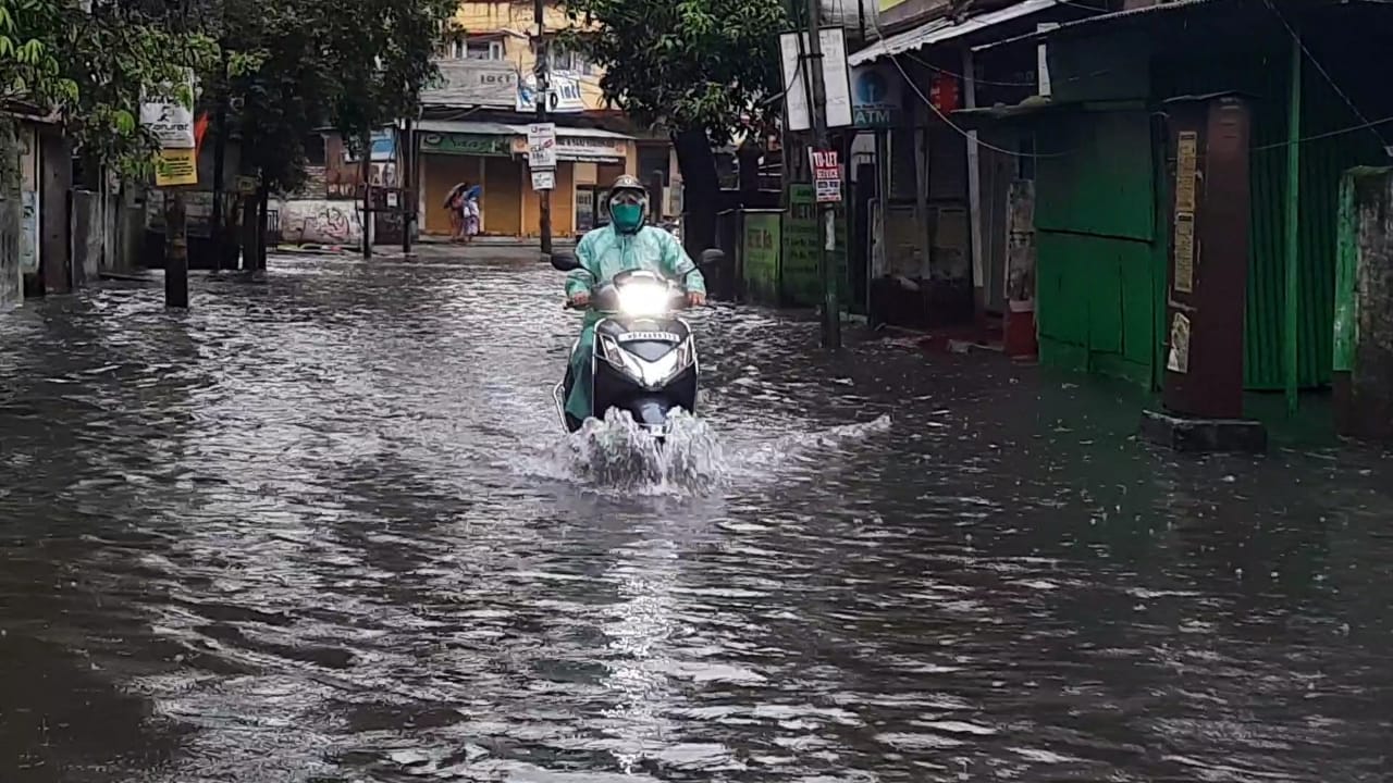 ঘণ্টা খানেকের বৃষ্টিতেই জলের তলায় আশ্রম পাড়া, হায়দর পাড়া, চম্পাসারি, অশোক নগর এলাকা। বেশ কয়েকটি বাড়ির ভেতরে জল ঢুকে পড়ে। পাড়ার নর্দমা উপচে পড়ে বৃষ্টির জল। দূর্ভোগ চরমে ওঠে। একেই লকডাউন, সঙ্গে বৃষ্টির জেরে নাস্তানাবুদ হতে হয় স্থানীয় বাসিন্দাদের। পুরসভার সাফাই কর্মীরা পৌঁছয় বিভিন্ন ওয়ার্ডে। টানা বৃষ্টির পূর্বাভাস ছিলই। আর তাই বিভিন্ন ওয়ার্ডের কো-অর্ডিনেটরদের সতর্ক থাকবার পরামর্শ দেন পুরসভার প্রশাসক মণ্ডলীর চেয়ারম্যান অশোক ভট্টাচার্য। মানুষের পাশে থাকার আর্জি জানান। তথ্য ও ছবি Partha Pratim Sarkar ঘণ্টা খানেকের বৃষ্টিতেই জলের তলায় আশ্রম পাড়া, হায়দর পাড়া, চম্পাসারি, অশোক নগর এলাকা। বেশ কয়েকটি বাড়ির ভেতরে জল ঢুকে পড়ে। পাড়ার নর্দমা উপচে পড়ে বৃষ্টির জল। দূর্ভোগ চরমে ওঠে। একেই লকডাউন, সঙ্গে বৃষ্টির জেরে নাস্তানাবুদ হতে হয় স্থানীয় বাসিন্দাদের। পুরসভার সাফাই কর্মীরা পৌঁছয় বিভিন্ন ওয়ার্ডে। টানা বৃষ্টির পূর্বাভাস ছিলই। আর তাই বিভিন্ন ওয়ার্ডের কো-অর্ডিনেটরদের সতর্ক থাকবার পরামর্শ দেন পুরসভার প্রশাসক মণ্ডলীর চেয়ারম্যান অশোক ভট্টাচার্য। মানুষের পাশে থাকার আর্জি জানান। তথ্য ও ছবি Partha Pratim Sarkar