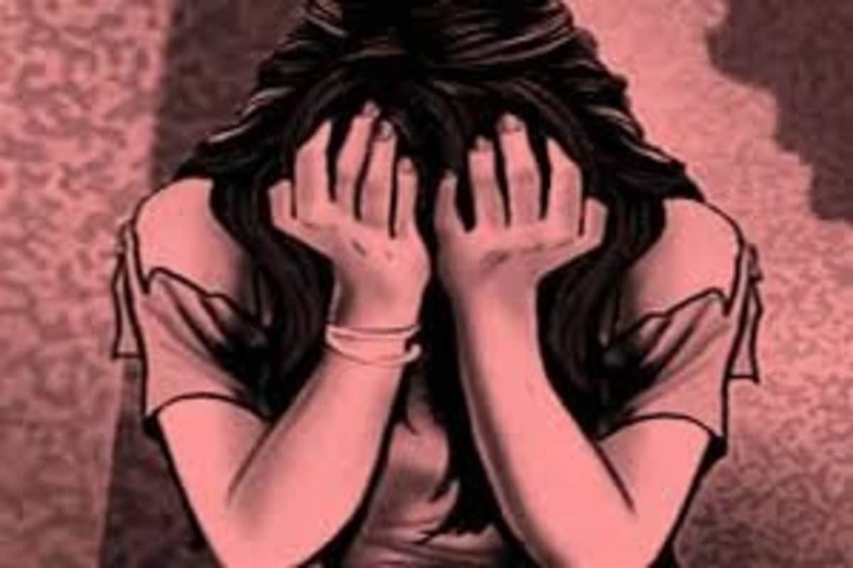 *পুলিশ জানিয়েছে, ঘটনায় অভিযুক্তেরা এবং নিগৃহীতা তরুণী সকলেই একই এলাকার বাসিন্দা। তরুণী পুলিশকে জানিয়েছে, অভিযুক্ত যুবক তাঁকে বাড়ি থেকে ডেকে নদীর ধারে নিয়ে যায়। সেখানেই একা পেয়ে ধর্ষণ করে। তখনই গোটা ঘটনা ক্যামেরাবন্দি করে আর এক যুবক। এরপর স্কুলেরই নবম শ্রেণির এক ছাত্রের মোবাইলে তা পাঠিয়ে দেয়। সেই সোশ্যাল মিডিয়ায় শেয়ার করে ভিডিওটি। প্রতীকী ছবি। *পুলিশ জানিয়েছে, ঘটনায় অভিযুক্তেরা এবং নিগৃহীতা তরুণী সকলেই একই এলাকার বাসিন্দা। তরুণী পুলিশকে জানিয়েছে, অভিযুক্ত যুবক তাঁকে বাড়ি থেকে ডেকে নদীর ধারে নিয়ে যায়। সেখানেই একা পেয়ে ধর্ষণ করে। তখনই গোটা ঘটনা ক্যামেরাবন্দি করে আর এক যুবক। এরপর স্কুলেরই নবম শ্রেণির এক ছাত্রের মোবাইলে তা পাঠিয়ে দেয়। সেই সোশ্যাল মিডিয়ায় শেয়ার করে ভিডিওটি। প্রতীকী ছবি।