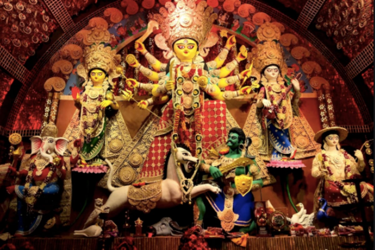 *এমনটাই তো হয় প্রতিবছর। কিন্তু এ বারের চিত্রটা অনেক অনেক আলাদা। এবারে শহরের একাধিক বড় পুজো কমিটি হয় সবে পুজোর প্ল্যানিং শুরু করে মণ্ডপ বাঁধতে শুরু করেছে, আবার বহু কমিটি প্রশাসন কী গাইডলাইন দেবে তার অপেক্ষায় দিন গুনছে। কারণ করোনা আবহে মানুষকে সুরক্ষিত রাখা শহরের পুজো কর্তাদের অন্যতম দায়িত্ব। সংগৃহীত ছবি। *এমনটাই তো হয় প্রতিবছর। কিন্তু এ বারের চিত্রটা অনেক অনেক আলাদা। এবারে শহরের একাধিক বড় পুজো কমিটি হয় সবে পুজোর প্ল্যানিং শুরু করে মণ্ডপ বাঁধতে শুরু করেছে, আবার বহু কমিটি প্রশাসন কী গাইডলাইন দেবে তার অপেক্ষায় দিন গুনছে। কারণ করোনা আবহে মানুষকে সুরক্ষিত রাখা শহরের পুজো কর্তাদের অন্যতম দায়িত্ব। সংগৃহীত ছবি।