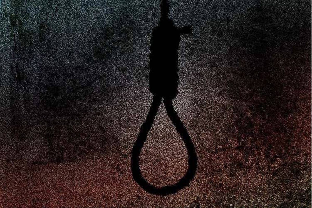 *দোকানের মধ্যে থেকে উদ্ধার হল স্বর্ণ ব্যবসায়ীর গলায় ফাঁস লাগানো দেহ। মর্মান্তিক ঘটনাটি ঘটেছে নদিয়ার কৃষ্ণনগরের কলেজস্ট্রিট এলাকায়। পুলিশ সূত্রে জানা গিয়েছে, মৃত ওই ব্যবসায়ীর নাম গোবিন্দ গড়াই। পরিবারের অভিযোগ শ্বাসরোধ করে খুন করা হয়েছে গোবিন্দ গড়াইকে। প্রতীকী ছবি। তথ্য : রঞ্জিত সরকার। *দোকানের মধ্যে থেকে উদ্ধার হল স্বর্ণ ব্যবসায়ীর গলায় ফাঁস লাগানো দেহ। মর্মান্তিক ঘটনাটি ঘটেছে নদিয়ার কৃষ্ণনগরের কলেজস্ট্রিট এলাকায়। পুলিশ সূত্রে জানা গিয়েছে, মৃত ওই ব্যবসায়ীর নাম গোবিন্দ গড়াই। পরিবারের অভিযোগ শ্বাসরোধ করে খুন করা হয়েছে গোবিন্দ গড়াইকে। প্রতীকী ছবি। তথ্য : রঞ্জিত সরকার।