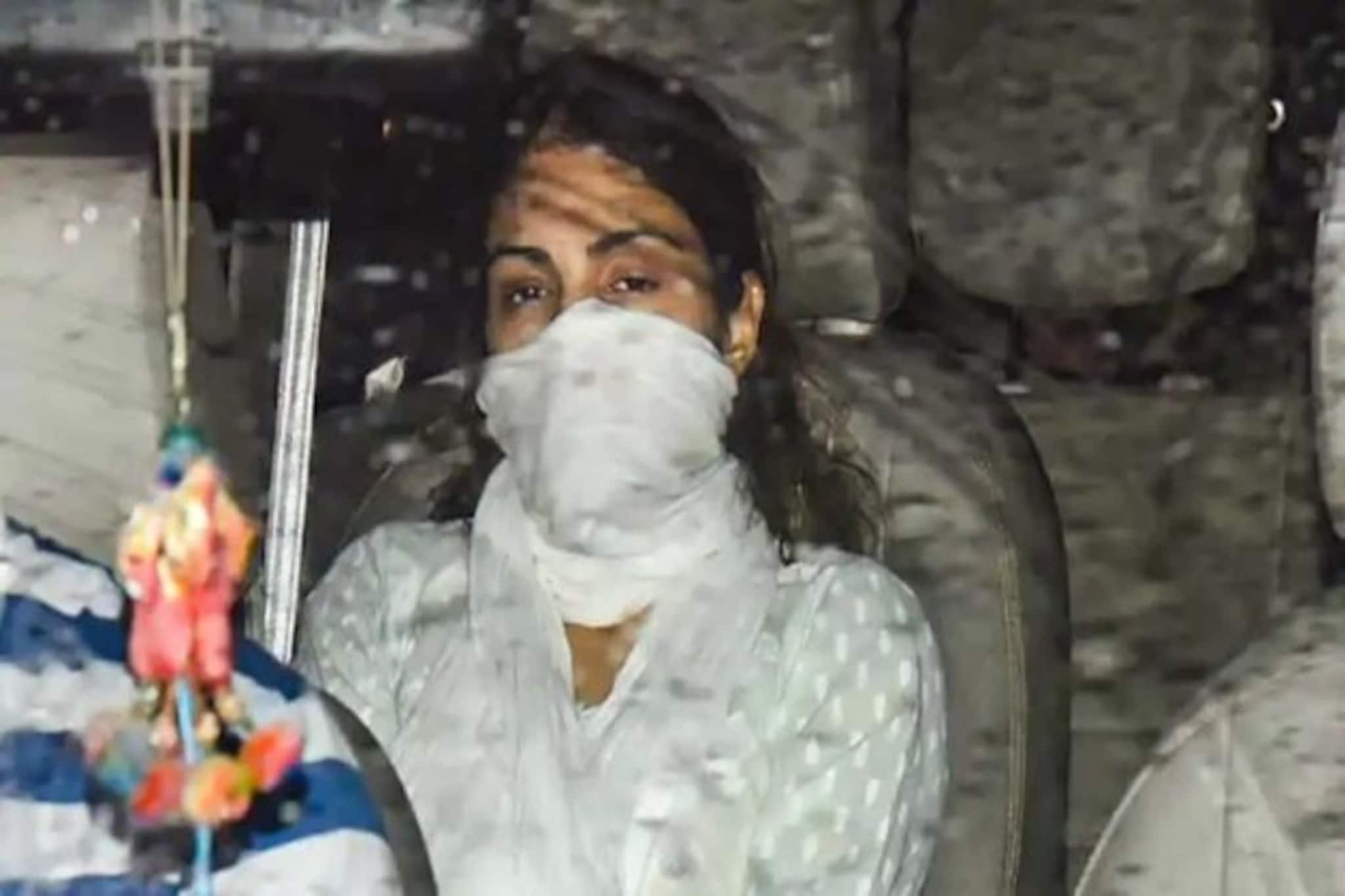 'গ্রেফতারির জন্য প্রস্তুত রিয়া চক্রবর্তী', আইনজীবী সতীশ মানেশিন্ডের বিস্ফোরক বয়ানে জল্পনা তুঙ্গে