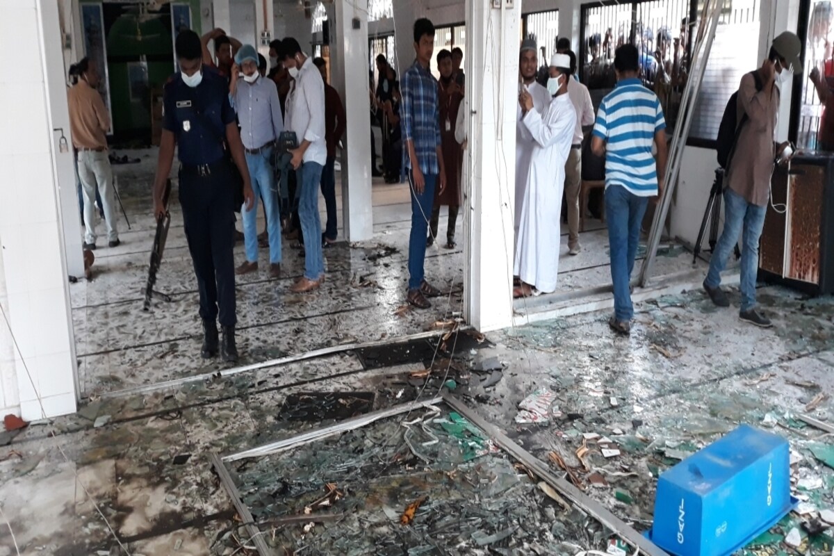 *নারায়ণগঞ্জের জেলা প্রশাসক জসিম উদ্দিন শনিবার বাংলাদেশের সংবাদপত্র 'প্রথম আলো'কে জানিয়েছেন, বিস্ফোরণের ঘটনায় অতিরিক্ত জেলা প্রশাসক খাদিজা তাহেরী ববিকে আহ্বায়ক করে ৫ সদস্যের তদন্ত কমিটি গঠন করা হয়েছে। ওই কমিটিকে আগামী পাঁচদিনের মধ্যে তদন্তের রিপোর্ট জমা দেওয়ার নির্দেশ দেওয়া হয়েছে। ছবি: সংগৃহীত। *নারায়ণগঞ্জের জেলা প্রশাসক জসিম উদ্দিন শনিবার বাংলাদেশের সংবাদপত্র 'প্রথম আলো'কে জানিয়েছেন, বিস্ফোরণের ঘটনায় অতিরিক্ত জেলা প্রশাসক খাদিজা তাহেরী ববিকে আহ্বায়ক করে ৫ সদস্যের তদন্ত কমিটি গঠন করা হয়েছে। ওই কমিটিকে আগামী পাঁচদিনের মধ্যে তদন্তের রিপোর্ট জমা দেওয়ার নির্দেশ দেওয়া হয়েছে। ছবি: সংগৃহীত।