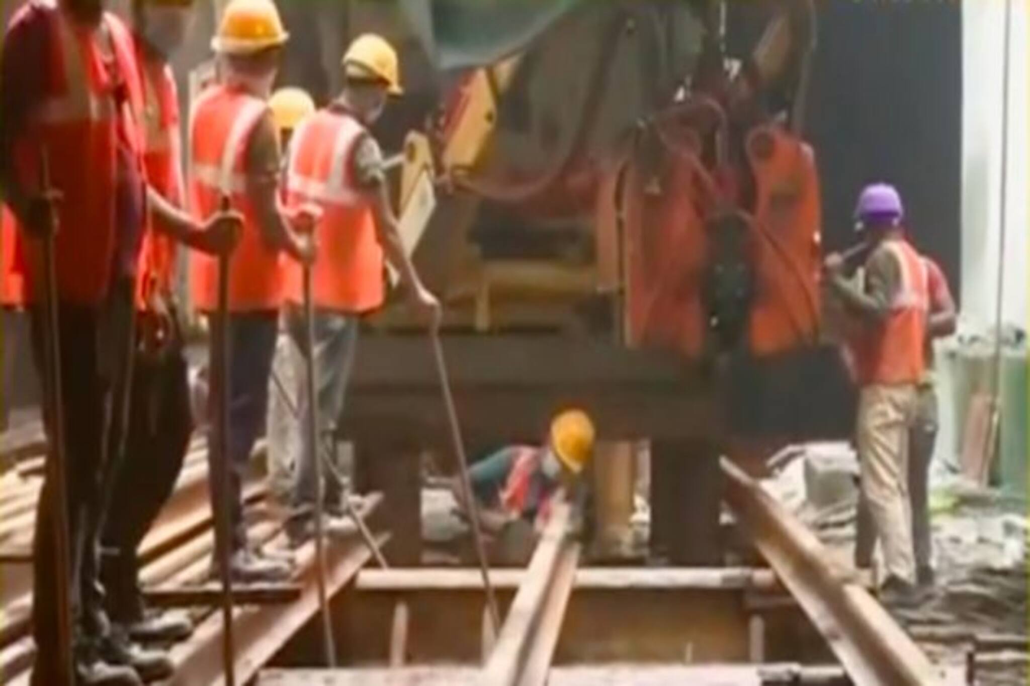 গঙ্গার নীচে ইস্ট-ওয়েস্ট মেট্রোর লাইন পাতা শুরু, ২০২১-র জানুয়ারির মধ্যেই শেষ হবে ওয়েল্ডিং