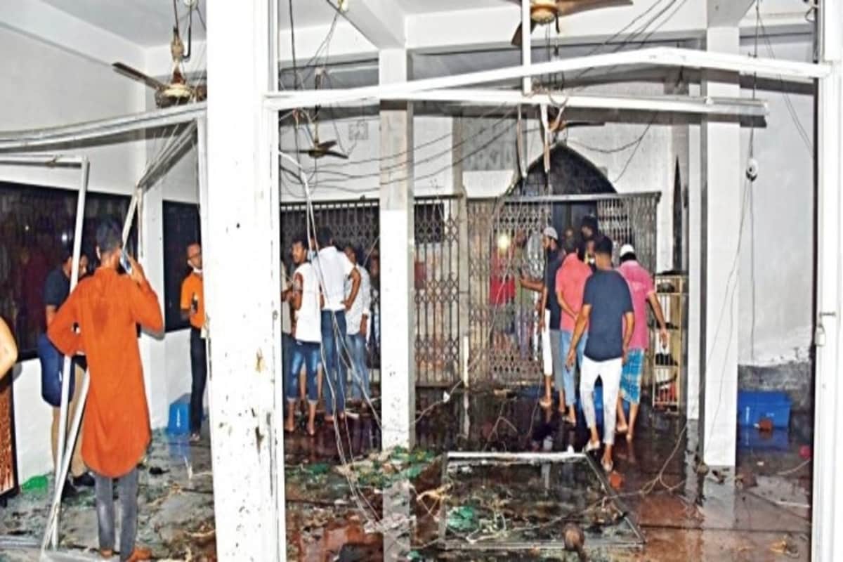 *প্রাথমিক তদন্তে অনুমান, নারায়ণগঞ্জের মসজিদের মাটির নীচে রয়েছে গ্যাসের পাইপ। সেই পাইপ ফুটো হয়ে মসজিদের ভিতর প্রবেশ করে। বদ্ধ ওই প্রার্থনাগৃহের মধ্যে অনেক গ্যাস জমতে শুরু করে। পরে কেউ বুঝতে না পেরে সুইচ অন করলে তা সশব্দে বিস্ফোরণ ঘটে। তা থেকেই দ্রুত আগুন ছড়িয়ে পড়ে গোটা মসজিদ চত্বরে। ছবি: সংগৃহীত। *প্রাথমিক তদন্তে অনুমান, নারায়ণগঞ্জের মসজিদের মাটির নীচে রয়েছে গ্যাসের পাইপ। সেই পাইপ ফুটো হয়ে মসজিদের ভিতর প্রবেশ করে। বদ্ধ ওই প্রার্থনাগৃহের মধ্যে অনেক গ্যাস জমতে শুরু করে। পরে কেউ বুঝতে না পেরে সুইচ অন করলে তা সশব্দে বিস্ফোরণ ঘটে। তা থেকেই দ্রুত আগুন ছড়িয়ে পড়ে গোটা মসজিদ চত্বরে। ছবি: সংগৃহীত।