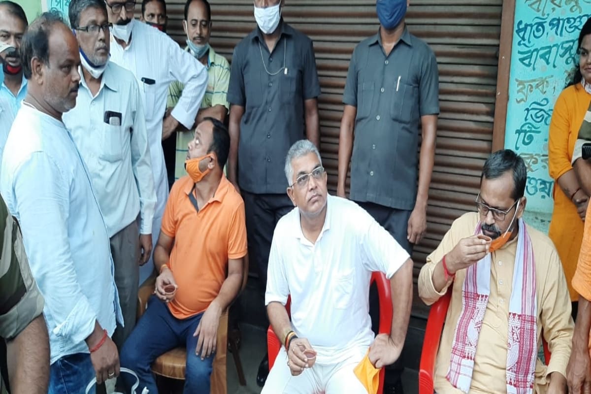 *অনুব্রতর শহরে চা চক্র দিলীপ ঘোষের। আগেই হুমকি দিয়ে বন্ধ করে দেওয়া হল চায়ের দোকান, এমনই অভিযোগ। ফলে বুধবার বোলপুরের জাম্বুনিতে কর্মীদের বানিয়ে আনা চা খেলেন বিজেপির রাজ্য সভাপতি-সহ অন্যান্য নেতৃত্ব। *অনুব্রতর শহরে চা চক্র দিলীপ ঘোষের। আগেই হুমকি দিয়ে বন্ধ করে দেওয়া হল চায়ের দোকান, এমনই অভিযোগ। ফলে বুধবার বোলপুরের জাম্বুনিতে কর্মীদের বানিয়ে আনা চা খেলেন বিজেপির রাজ্য সভাপতি-সহ অন্যান্য নেতৃত্ব।
