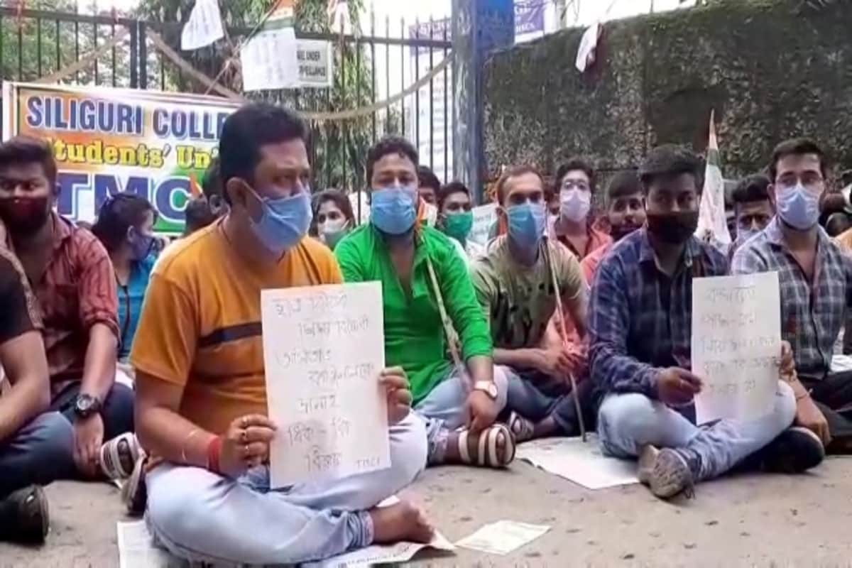 *টাকার বিনিময়ে পাস করিয়ে দেওয়া হবে। ১০ হাজার টাকা দিলেই পাস! টেলিফোনে এমনই কথোপকথন হয় শিলিগুড়ি কলেজের রাষ্ট্রবিজ্ঞানের অধ্যাপক ও এক পরীক্ষার্থীর মধ্যে। তিন ভাগে কথাবার্তার অডিও ভাইরাল! অভিযুক্ত অধ্যাপক নিজের বাড়ির ঠিকানা বলে দিতেই স্পষ্ট হয়ে ওঠে তিনি কে? *টাকার বিনিময়ে পাস করিয়ে দেওয়া হবে। ১০ হাজার টাকা দিলেই পাস! টেলিফোনে এমনই কথোপকথন হয় শিলিগুড়ি কলেজের রাষ্ট্রবিজ্ঞানের অধ্যাপক ও এক পরীক্ষার্থীর মধ্যে। তিন ভাগে কথাবার্তার অডিও ভাইরাল! অভিযুক্ত অধ্যাপক নিজের বাড়ির ঠিকানা বলে দিতেই স্পষ্ট হয়ে ওঠে তিনি কে?