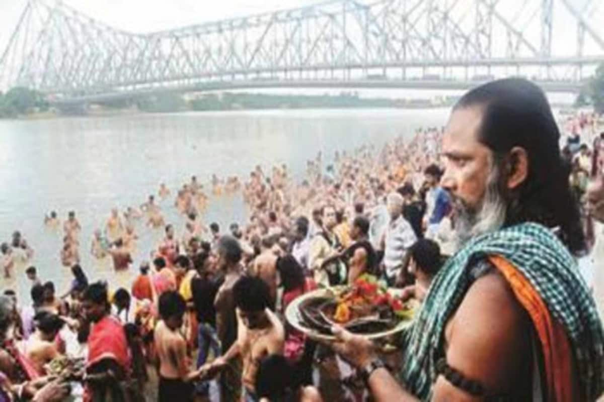 *তর্পণের নিয়ম থেকে শুরু করে এর গুরুত্ব নিয়ে শাস্ত্রে বহু ব্যাখ্যা রয়েছে। দেবীপক্ষের আগের কৃষ্ণপক্ষকে পিতৃপক্ষ বলা হয়। এই ১৫ দিন ধরে প্রতিদিনই পূর্বপুরুষদের তর্পণ করা যেতে পারে। তবে যারা প্রতিদিন পিতৃকর্ম করতে পারেন না, তারা পিতৃপক্ষের শেষদিন অর্থাৎ অমাবস্যায় পার্বণ শ্রাদ্ধ করতে পারেন। তর্পণ নাম, গোত্র এবং মন্ত্র-এই তিনের সমন্বয়ে জলাঞ্জলি অর্পণ করতে হয়। শুধুমাত্র পিতৃহীন পুত্র তর্পনের অধিকারী। মহিলারাও তর্পণ করতে পারেন। সংগৃহীত ছবি। *তর্পণের নিয়ম থেকে শুরু করে এর গুরুত্ব নিয়ে শাস্ত্রে বহু ব্যাখ্যা রয়েছে। দেবীপক্ষের আগের কৃষ্ণপক্ষকে পিতৃপক্ষ বলা হয়। এই ১৫ দিন ধরে প্রতিদিনই পূর্বপুরুষদের তর্পণ করা যেতে পারে। তবে যারা প্রতিদিন পিতৃকর্ম করতে পারেন না, তারা পিতৃপক্ষের শেষদিন অর্থাৎ অমাবস্যায় পার্বণ শ্রাদ্ধ করতে পারেন। তর্পণ নাম, গোত্র এবং মন্ত্র-এই তিনের সমন্বয়ে জলাঞ্জলি অর্পণ করতে হয়। শুধুমাত্র পিতৃহীন পুত্র তর্পনের অধিকারী। মহিলারাও তর্পণ করতে পারেন। সংগৃহীত ছবি।
