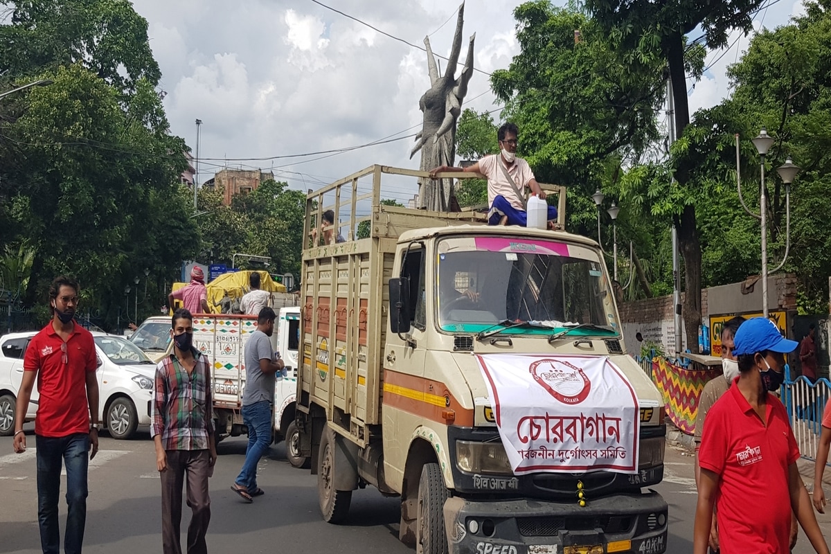 *এদিন কুমারটুলি পাড়ার নব পালের স্টুডিও থেকে দুর্গা প্রতিমা পৌঁছে গেল উত্তর কলকাতার ব্লকবাস্টার পুজো চোরবাগান সার্বজনীনের পূজা মন্ডপে। কুমারটুলি থেকে গিরিশ পার্ক লাগোয়া চোরবাগানের লম্বা রাস্তার পুরোটাই ছিল উৎসবমুখর। ঢাকের বাদ্যি, উদ্যোক্তাদের নাচে-গানে আর আর মুহুর্মুহু ওঠা 'বলো দুর্গা মাইকি'-র জয় ধ্বনির সাক্ষি থাকল মহানগরী। *এদিন কুমারটুলি পাড়ার নব পালের স্টুডিও থেকে দুর্গা প্রতিমা পৌঁছে গেল উত্তর কলকাতার ব্লকবাস্টার পুজো চোরবাগান সার্বজনীনের পূজা মন্ডপে। কুমারটুলি থেকে গিরিশ পার্ক লাগোয়া চোরবাগানের লম্বা রাস্তার পুরোটাই ছিল উৎসবমুখর। ঢাকের বাদ্যি, উদ্যোক্তাদের নাচে-গানে আর আর মুহুর্মুহু ওঠা 'বলো দুর্গা মাইকি'-র জয় ধ্বনির সাক্ষি থাকল মহানগরী।