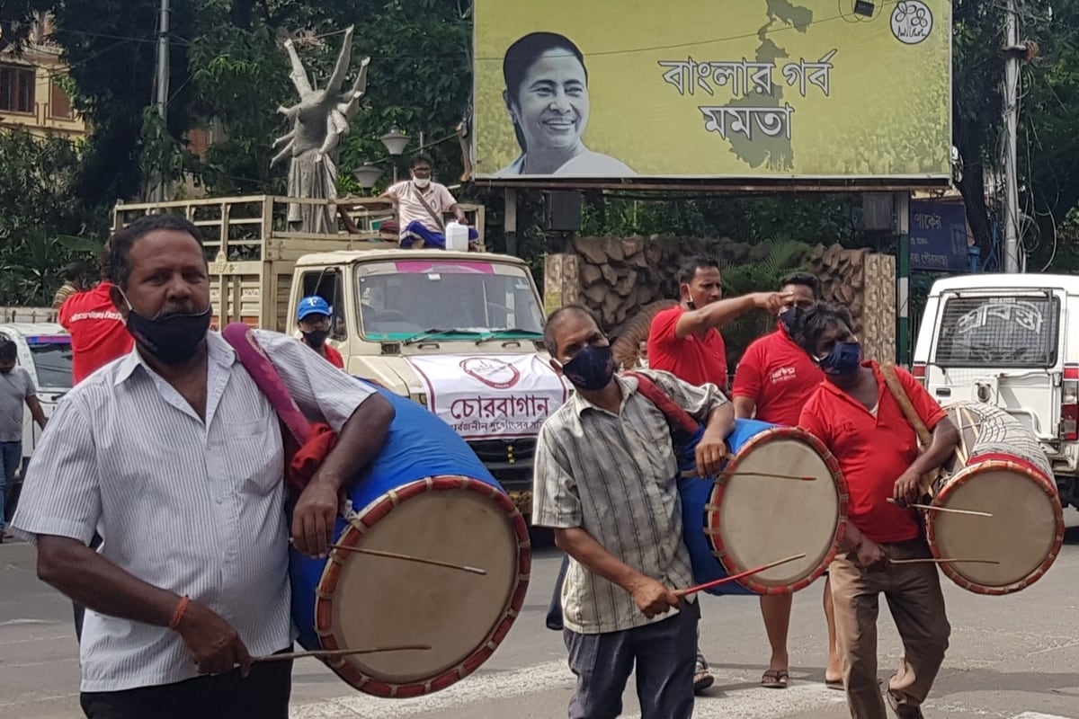 *বাঙালির শ্রেষ্ঠ উৎসব নিয়ে এবার কোভিড আবহে কম সংশয় ছিল না। খুঁটি পুজো থেকে পুজোর বহর সবেতেই কাটছাঁট করেছেন শহরের পুজো উদ্যোক্তারা। ব্যাতিক্রম উত্তরের চোরবাগান। কোভিড আবহেও বন্ধ হয়নি মায়ের মন্ডপ তৈরীর কাজ। শিল্পী বিমল সামন্তের তত্ত্বাবধানে এবারের পুজোর ভাবনা,'জয় মা বলে ভাসাও তরী।' সংগৃহীত ছবি। *বাঙালির শ্রেষ্ঠ উৎসব নিয়ে এবার কোভিড আবহে কম সংশয় ছিল না। খুঁটি পুজো থেকে পুজোর বহর সবেতেই কাটছাঁট করেছেন শহরের পুজো উদ্যোক্তারা। ব্যাতিক্রম উত্তরের চোরবাগান। কোভিড আবহেও বন্ধ হয়নি মায়ের মন্ডপ তৈরীর কাজ। শিল্পী বিমল সামন্তের তত্ত্বাবধানে এবারের পুজোর ভাবনা,'জয় মা বলে ভাসাও তরী।' সংগৃহীত ছবি।