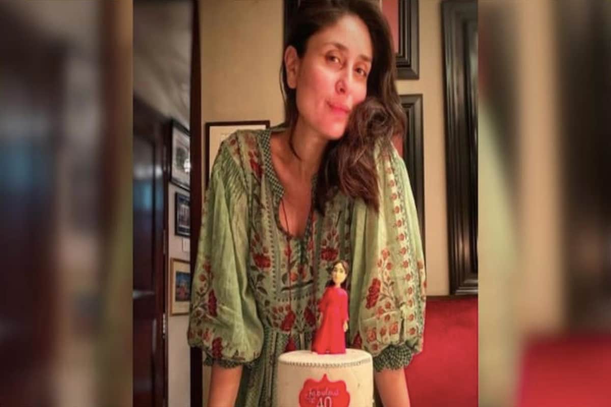 *২১ সেপ্টেম্বর ৪০-এ পা দিলেন নবাব-ঘরণী। রবিবার রাতেই পরিবারের সঙ্গে একেবারে ঘরোয়াভাবে পালন হয়েছে জন্মদিন। সোশ্যাল মিডিয়ার পোস্টে দেখা গিয়েছে উপস্থিত ছিলেন করিনার বাবা-মা, ছোটে নবাব সইফ আলি খান, অমৃতা-সইফের দুই সন্তান সারা এবং ইব্রাহিম, করিশ্মা কাপুর। ছবি: ইনস্টগ্রাম। *২১ সেপ্টেম্বর ৪০-এ পা দিলেন নবাব-ঘরণী। রবিবার রাতেই পরিবারের সঙ্গে একেবারে ঘরোয়াভাবে পালন হয়েছে জন্মদিন। সোশ্যাল মিডিয়ার পোস্টে দেখা গিয়েছে উপস্থিত ছিলেন করিনার বাবা-মা, ছোটে নবাব সইফ আলি খান, অমৃতা-সইফের দুই সন্তান সারা এবং ইব্রাহিম, করিশ্মা কাপুর। ছবি: ইনস্টগ্রাম।