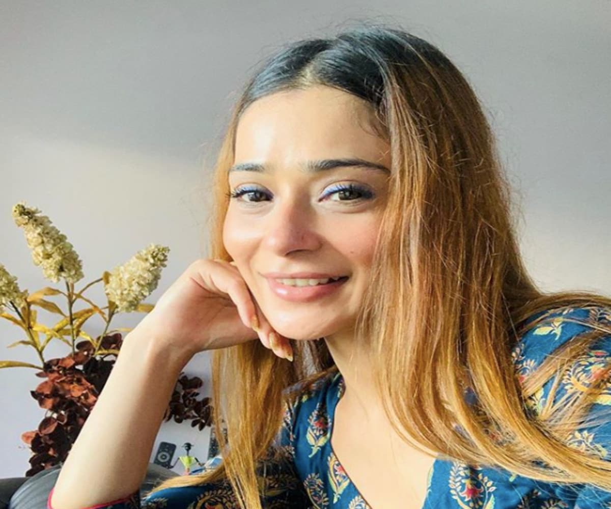 *সারা জানিয়েছেন, যে ভাবে পরিবার তাঁর পাশে দাঁড়িয়েছে এবং প্রার্থনা করছে, সেটাই এই মুহূর্তে তাঁর প্রাণশক্তি হয়ে দাঁড়িয়েছে। তা ছাড়া তিনি নিজেও সুস্বাস্থ্যের কামনা করছেন ঈশ্বরের কাছে এবং ধ্যানও করছেন। ছবি: ইনস্টাগ্রাম। *সারা জানিয়েছেন, যে ভাবে পরিবার তাঁর পাশে দাঁড়িয়েছে এবং প্রার্থনা করছে, সেটাই এই মুহূর্তে তাঁর প্রাণশক্তি হয়ে দাঁড়িয়েছে। তা ছাড়া তিনি নিজেও সুস্বাস্থ্যের কামনা করছেন ঈশ্বরের কাছে এবং ধ্যানও করছেন। ছবি: ইনস্টাগ্রাম।