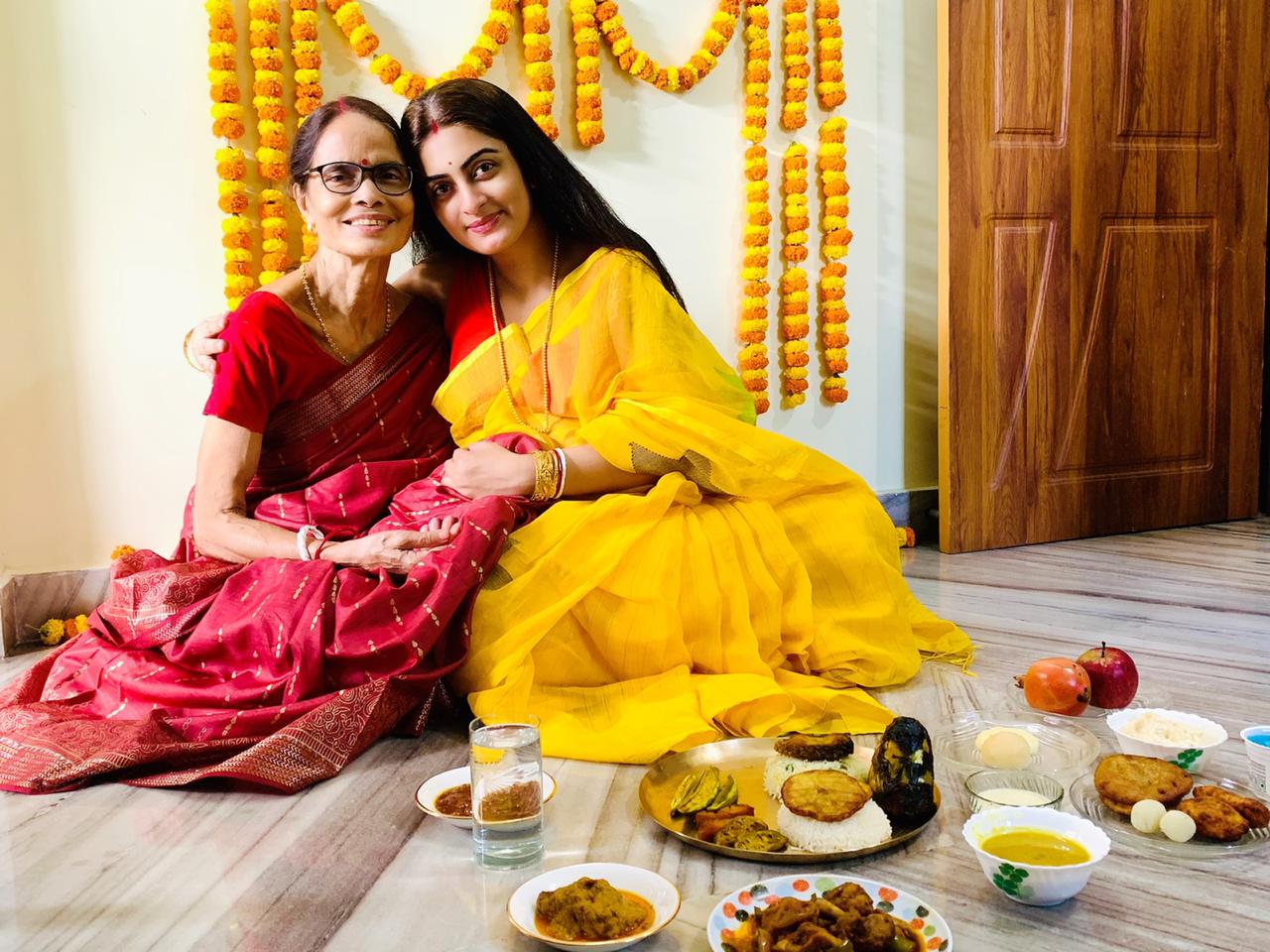 • সোমবার সোশ্যাল মিডিয়ায় একটি পোস্ট শেয়ার করে অঙ্কিতা সকলকে ধন্যবাদ জানান । পাশাপাশি কৃতজ্ঞতা স্বীকার করেন শাশুড়ি মা মীরা পালের কাছে । তিনি না থাকলে এই লড়াইটা অনেক কঠিন হয়ে যেত নায়িকার কাছে । • সোমবার সোশ্যাল মিডিয়ায় একটি পোস্ট শেয়ার করে অঙ্কিতা সকলকে ধন্যবাদ জানান । পাশাপাশি কৃতজ্ঞতা স্বীকার করেন শাশুড়ি মা মীরা পালের কাছে । তিনি না থাকলে এই লড়াইটা অনেক কঠিন হয়ে যেত নায়িকার কাছে ।