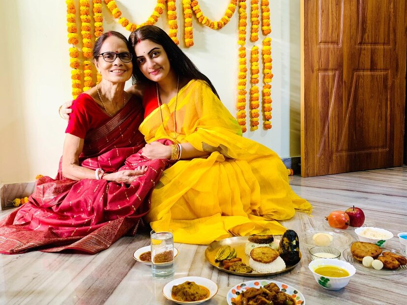 • সোমবার সোশ্যাল মিডিয়ায় একটি পোস্ট শেয়ার করে অঙ্কিতা সকলকে ধন্যবাদ জানান । পাশাপাশি কৃতজ্ঞতা স্বীকার করেন শাশুড়ি মা মীরা পালের কাছে । তিনি না থাকলে এই লড়াইটা অনেক কঠিন হয়ে যেত নায়িকার কাছে ।