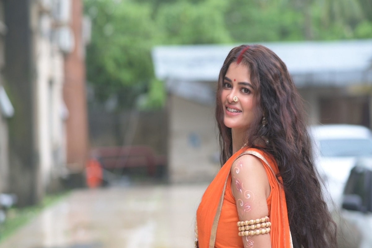• আশ্বিনের মাঝামাঝি উঠিল বাজনা বাজি। পুজো সত্যি এসে গিয়েছে। তবে শরতের সেই নীল আকাশ থাকলেও নেই পুরনো সেই পুজোর আমেজ । দোকান বাজারে ভিড় নেই, নেই পুজোর গন্ধ। করোনা আবহে সকলের মন খারাপ। মন ভাল করার তবু একটা রসদ মহালয়া । নিজস্ব চিত্র । • আশ্বিনের মাঝামাঝি উঠিল বাজনা বাজি। পুজো সত্যি এসে গিয়েছে। তবে শরতের সেই নীল আকাশ থাকলেও নেই পুরনো সেই পুজোর আমেজ । দোকান বাজারে ভিড় নেই, নেই পুজোর গন্ধ। করোনা আবহে সকলের মন খারাপ। মন ভাল করার তবু একটা রসদ মহালয়া । নিজস্ব চিত্র ।