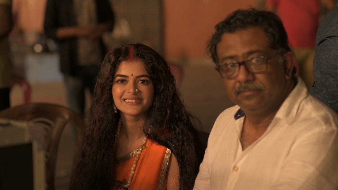 • তবে সীতা মধুমিতাও কিছু কম যান না।এই মহালয়ার অনুষ্ঠানের পরিচালনা করেছেন কমলেস্বর মুখোপাধ্যায়। নিজস্ব চিত্র । • তবে সীতা মধুমিতাও কিছু কম যান না।এই মহালয়ার অনুষ্ঠানের পরিচালনা করেছেন কমলেস্বর মুখোপাধ্যায়। নিজস্ব চিত্র ।