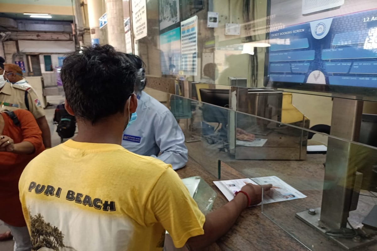 •মেট্রোর পাশাপাশি ছাত্র-ছাত্রীদের সুবিধার জন্যে বিশেষ বাসের ব্যবস্থা রাখছে রাজ্য। পরিবহণ দফতর সূত্রের খবর, রবিবার প্রায় ১৫০০ বাস চালাচ্ছে রাজ্য পরিবহন নিগম। প্রায় ৮৫০ বাস চালাচ্ছে দক্ষিণবঙ্গ রাষ্ট্রীয় পরিবহণ নিগম। উত্তরবঙ্গ রাষ্ট্রীয় পরিবহণ নিগম বাস চালাচ্ছে প্রায় ৫০০ কাছাকাছি। •মেট্রোর পাশাপাশি ছাত্র-ছাত্রীদের সুবিধার জন্যে বিশেষ বাসের ব্যবস্থা রাখছে রাজ্য। পরিবহণ দফতর সূত্রের খবর, রবিবার প্রায় ১৫০০ বাস চালাচ্ছে রাজ্য পরিবহন নিগম। প্রায় ৮৫০ বাস চালাচ্ছে দক্ষিণবঙ্গ রাষ্ট্রীয় পরিবহণ নিগম। উত্তরবঙ্গ রাষ্ট্রীয় পরিবহণ নিগম বাস চালাচ্ছে প্রায় ৫০০ কাছাকাছি।