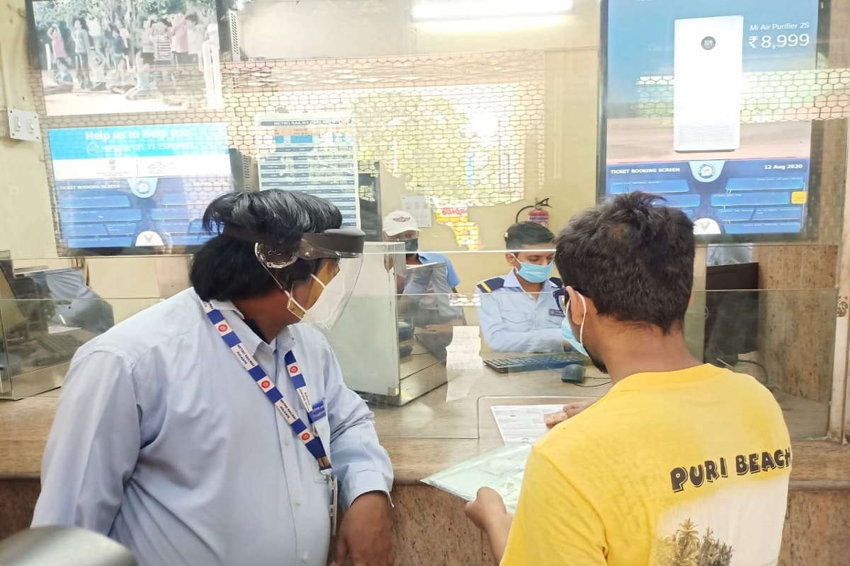 •অন্যদিকে আজ, রবিবার, স্মার্ট কার্ড ছাড়াও পেপার টিকিট ইস্যু করা হচ্ছে মেট্রোর যাত্রীদের জন্যে। শুক্রবার থেকেই শুরু হয়ে গিয়েছিল বিভিন্ন স্টেশনে তদারকির কাজ। প্রতি স্টেশনে আর পি এফ কর্মী কোথায় কত সংখ্যক মোতায়েন থাকবেন। তাদের দায়িত্ব কতটা থাকবে, তা তাদের পরিষ্কার করে বুঝিয়ে দেওয়া হয়েছে। •অন্যদিকে আজ, রবিবার, স্মার্ট কার্ড ছাড়াও পেপার টিকিট ইস্যু করা হচ্ছে মেট্রোর যাত্রীদের জন্যে। শুক্রবার থেকেই শুরু হয়ে গিয়েছিল বিভিন্ন স্টেশনে তদারকির কাজ। প্রতি স্টেশনে আর পি এফ কর্মী কোথায় কত সংখ্যক মোতায়েন থাকবেন। তাদের দায়িত্ব কতটা থাকবে, তা তাদের পরিষ্কার করে বুঝিয়ে দেওয়া হয়েছে।