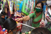 কৃষি বিলের প্রতিবাদে পথে তৃণমূল, প্রতিবাদ মঞ্চে কৃষক রমণীদের পরানো হল সিঁদুর কৃষি বিলের প্রতিবাদে পথে তৃণমূল, প্রতিবাদ মঞ্চে কৃষক রমণীদের পরানো হল সিঁদুর