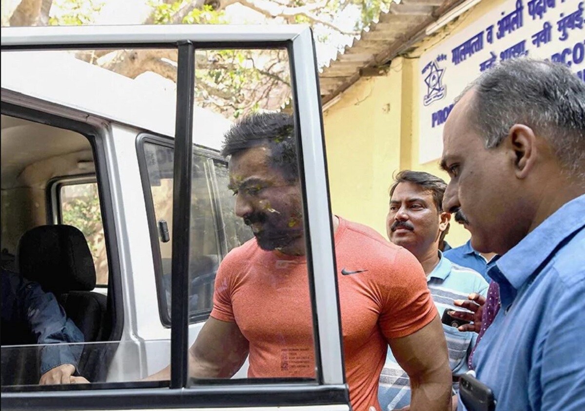 অভিনেতা আজাজ খান মাদকসেবন করা এবং হাতে নাতে ধরা পড়ায় জেলে গিয়েছিলেন। তাঁকে ছেড়ে দেওয়া হলেও কেস চলছে এখনও। photo source collected অভিনেতা আজাজ খান মাদকসেবন করা এবং হাতে নাতে ধরা পড়ায় জেলে গিয়েছিলেন। তাঁকে ছেড়ে দেওয়া হলেও কেস চলছে এখনও। photo source collected