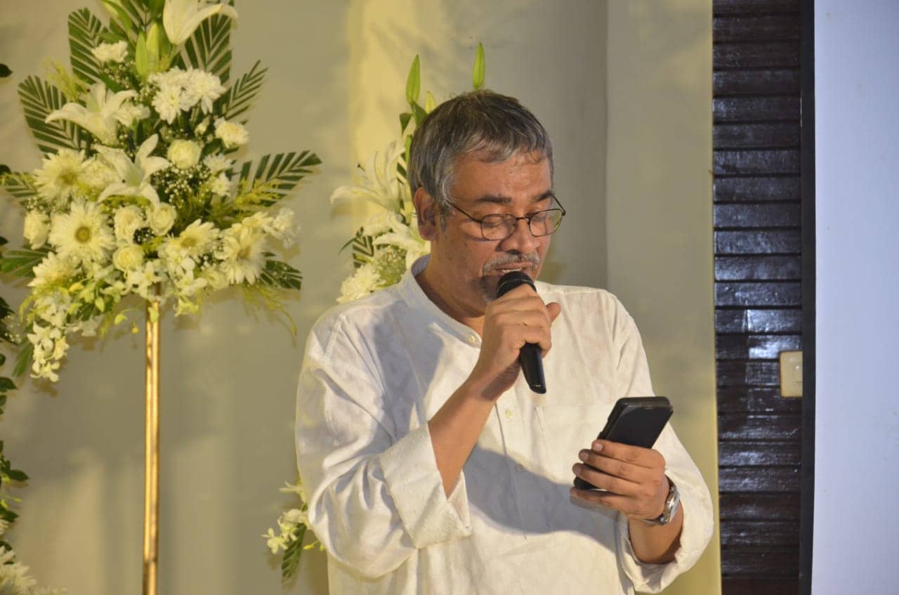 সামনাসামনি অসিত বন্দ্যোপাধ্যায় এর আভিনয় দেখতে পারেননি তিনি , নিয়মিত যোগাযোগ ছিল এমনটা নয়, কিন্তু নাটকের মনোযোগী ছাত্র হিসেবে , অগ্রজকে মনে রেখে , ঐতিহ্যকে স্মরণ করতে , শ্রদ্ধা জানাতে হাজির হয়েছিলেন ব্রাত্য বসু। সামনাসামনি অসিত বন্দ্যোপাধ্যায় এর আভিনয় দেখতে পারেননি তিনি , নিয়মিত যোগাযোগ ছিল এমনটা নয়, কিন্তু নাটকের মনোযোগী ছাত্র হিসেবে , অগ্রজকে মনে রেখে , ঐতিহ্যকে স্মরণ করতে , শ্রদ্ধা জানাতে হাজির হয়েছিলেন ব্রাত্য বসু।