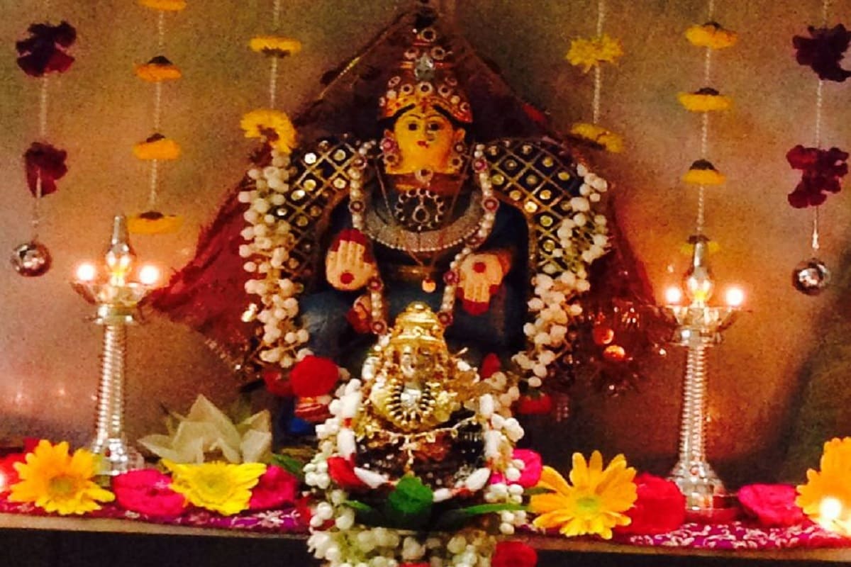 মা লক্ষ্মীর পুজোর সঙ্গে যদি প্রতি বৃহস্পতিবার মা লক্ষ্মীর পাঁচালি পড়া হয় তাহলে মা লক্ষ্মী অত্যন্ত সন্তুষ্ট হন ৷ মা লক্ষ্মীর পুজোর সঙ্গে যদি প্রতি বৃহস্পতিবার মা লক্ষ্মীর পাঁচালি পড়া হয় তাহলে মা লক্ষ্মী অত্যন্ত সন্তুষ্ট হন ৷