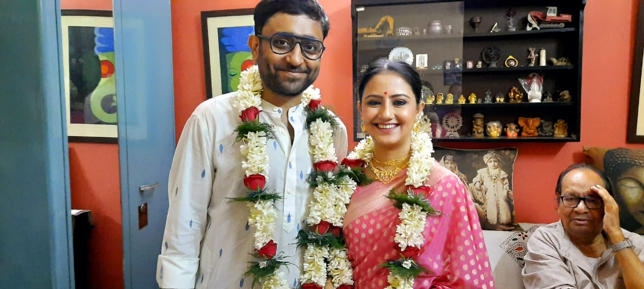 ঘরোয়া পরিবেশে, বাঙালি সাজে বিয়েতে ছিল না কোনও আড়ম্বর ৷ রেজিস্ট্রির মতো সিঁদুরদান-মালাবদলও হল ঘরোয়া অনুষ্ঠানের মধ্যে দিয়েই ৷ সোশ্যাল মিডিয়ায় অভিনেত্রী বিয়ের ছবি শেয়ার করার সঙ্গে সঙ্গেই শুভেচ্ছার বন্যায় ভেসে যায় ৷ Photo Courtesy: Abhimanyu Mukherjee/Manali Dey ঘরোয়া পরিবেশে, বাঙালি সাজে বিয়েতে ছিল না কোনও আড়ম্বর ৷ রেজিস্ট্রির মতো সিঁদুরদান-মালাবদলও হল ঘরোয়া অনুষ্ঠানের মধ্যে দিয়েই ৷ সোশ্যাল মিডিয়ায় অভিনেত্রী বিয়ের ছবি শেয়ার করার সঙ্গে সঙ্গেই শুভেচ্ছার বন্যায় ভেসে যায় ৷ Photo Courtesy: Abhimanyu Mukherjee/Manali Dey