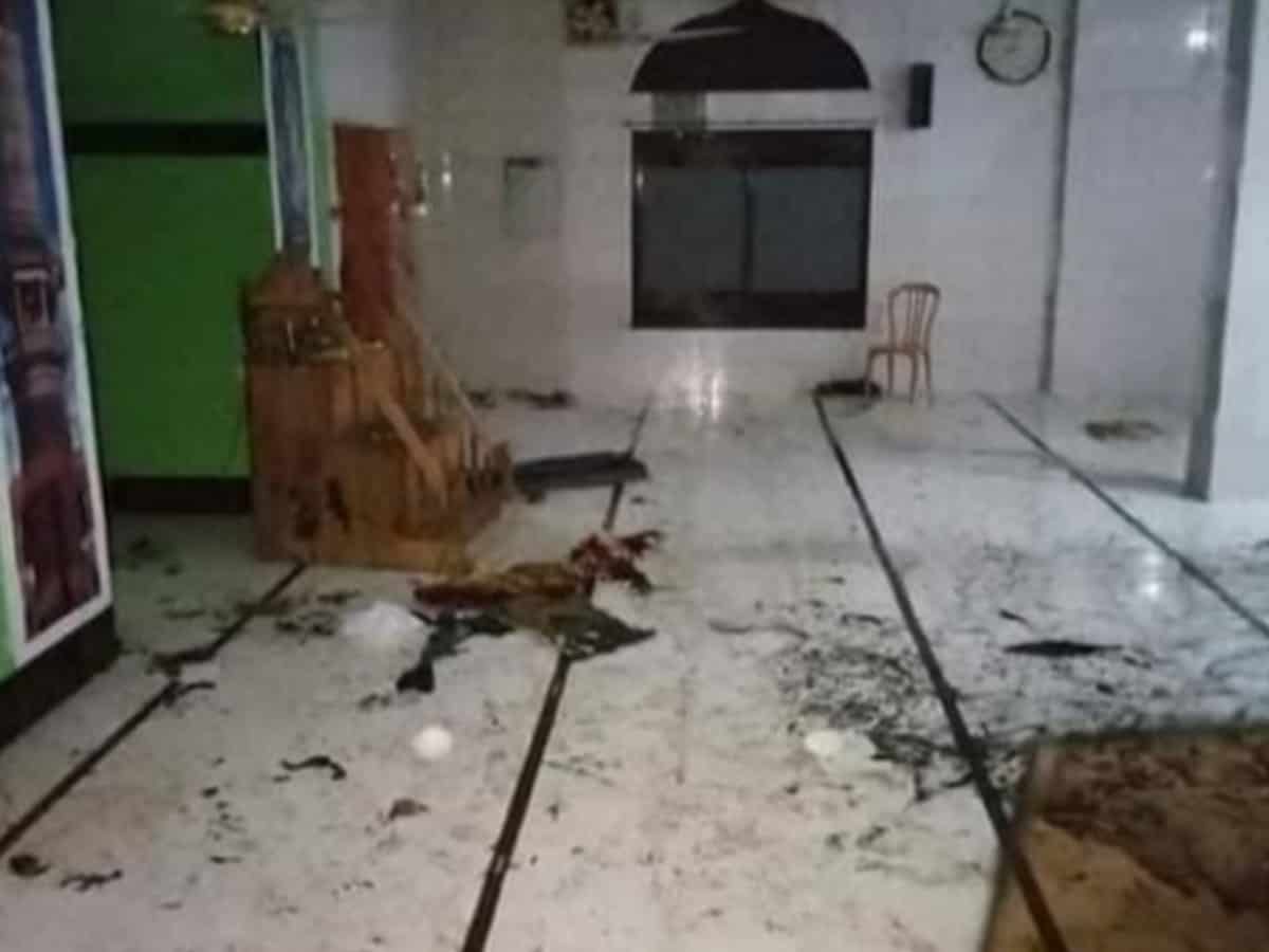 *স্থানীয় পুলিশকর্তা জায়েদুল আলম জানিয়েছেন, বিস্ফোরণটি ঘটেছে নারায়ণগঞ্জের পশ্চিমে বায়াতুস সালা মসজিদে। শুক্রবার রাত ৮.৩০ মিনিট নাগাদ নমাজ পড়ার জন্য অনেকে মসজিদে জড়ো হয়েছিলেন। প্রার্থনার শেষ পর্যায়ে এই বিস্ফোরণ ঘটে। অগ্নিদগ্ধদের উদ্ধার করে স্থানীয় হাসপাতাল এবং ঢাকা মেডিক্যাল কলেজ হাসপাতাল পাঠানো হয়েছে। ইতিমধ্যেই মৃতের সংখ্যা বেড়ে দাঁড়িয়েছে ১৮। ছবি: সংগৃহীত। *স্থানীয় পুলিশকর্তা জায়েদুল আলম জানিয়েছেন, বিস্ফোরণটি ঘটেছে নারায়ণগঞ্জের পশ্চিমে বায়াতুস সালা মসজিদে। শুক্রবার রাত ৮.৩০ মিনিট নাগাদ নমাজ পড়ার জন্য অনেকে মসজিদে জড়ো হয়েছিলেন। প্রার্থনার শেষ পর্যায়ে এই বিস্ফোরণ ঘটে। অগ্নিদগ্ধদের উদ্ধার করে স্থানীয় হাসপাতাল এবং ঢাকা মেডিক্যাল কলেজ হাসপাতাল পাঠানো হয়েছে। ইতিমধ্যেই মৃতের সংখ্যা বেড়ে দাঁড়িয়েছে ১৮। ছবি: সংগৃহীত।