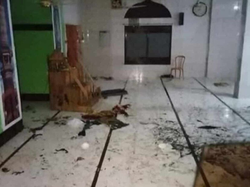 *স্থানীয় পুলিশকর্তা জায়েদুল আলম জানিয়েছেন, বিস্ফোরণটি ঘটেছে নারায়ণগঞ্জের পশ্চিমে বায়াতুস সালা মসজিদে। শুক্রবার রাত ৮.৩০ মিনিট নাগাদ নমাজ পড়ার জন্য অনেকে মসজিদে জড়ো হয়েছিলেন। প্রার্থনার শেষ পর্যায়ে এই বিস্ফোরণ ঘটে। অগ্নিদগ্ধদের উদ্ধার করে স্থানীয় হাসপাতাল এবং ঢাকা মেডিক্যাল কলেজ হাসপাতাল পাঠানো হয়েছে। ইতিমধ্যেই মৃতের সংখ্যা বেড়ে দাঁড়িয়েছে ১৮। ছবি: সংগৃহীত। 