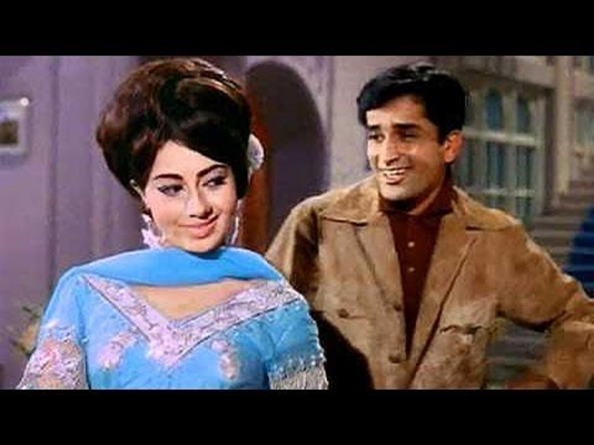 শশী কাপুরের সঙ্গে তাঁকে দেখা গিয়েছিল 'এক শ্রীমান এক শ্রীমতী' ছবি ও 'হাসিনা মান জায়েগি' ছবিতে। এরা সবাই ছিলেন অভিনেত্রির খুড়শ্বশুর। যদিও তখনও কাপুর পরিবারের ছেলে রণধীরের সঙ্গে তাঁর বিয়ে হয়নি। photo source collected শশী কাপুরের সঙ্গে তাঁকে দেখা গিয়েছিল 'এক শ্রীমান এক শ্রীমতী' ছবি ও 'হাসিনা মান জায়েগি' ছবিতে। এরা সবাই ছিলেন অভিনেত্রির খুড়শ্বশুর। যদিও তখনও কাপুর পরিবারের ছেলে রণধীরের সঙ্গে তাঁর বিয়ে হয়নি। photo source collected