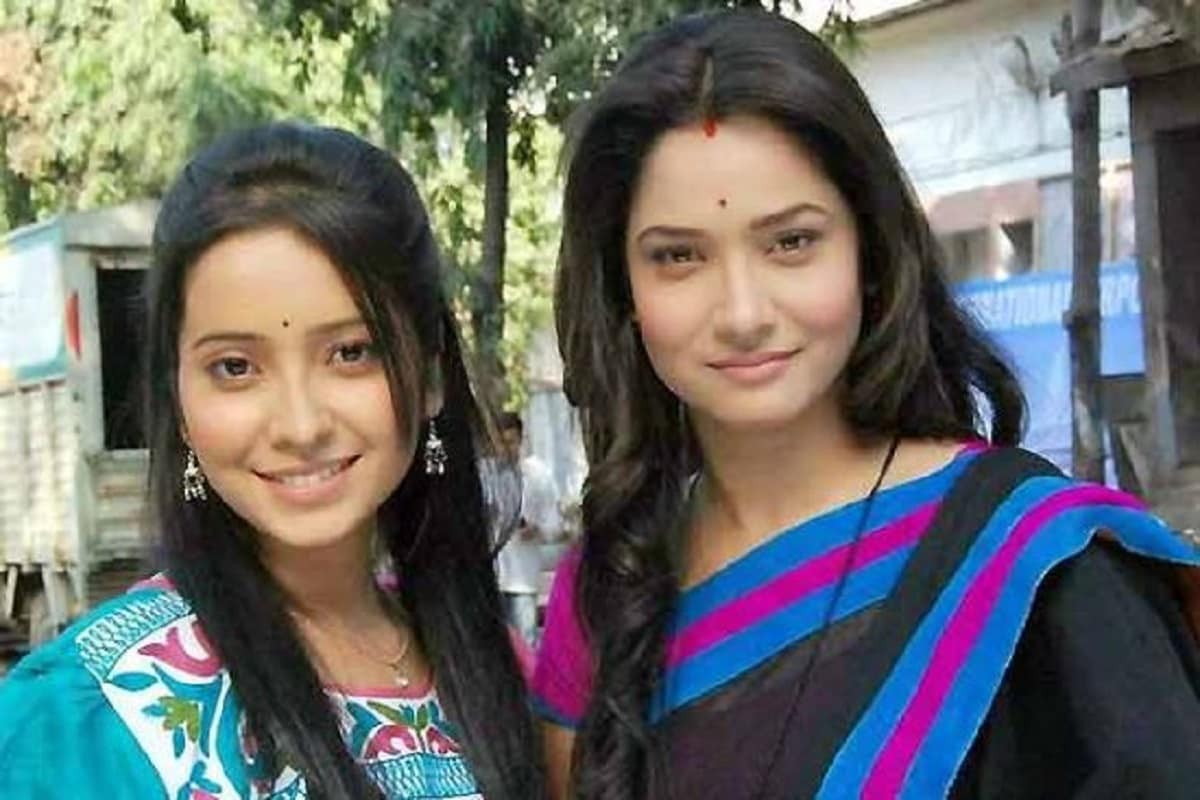 পবিত্র রিস্তা। একতা কাপুরের এই সিরিয়ালেই প্রথম অভিনয় করেছিলেন সুশান্ত সিং রাজপুত। এখানেই অঙ্কিতা লোখান্ডে ও সুশান্তের দেখা হয়। প্রেম হয়। এই সিরিয়াল জনপ্রিয়তার তুঙ্গে ছিল। সুশান্তের মৃত্যুর পর ফের একবার চর্চায় আসে এই ধারাবাহিক। তবে ফের সোশ্যাল মিডিয়ায় কটুক্তির শিকার হতে হল এই ধারাবাহিকের জনপ্রিয় অভিনেত্রীকে। photo source collected পবিত্র রিস্তা। একতা কাপুরের এই সিরিয়ালেই প্রথম অভিনয় করেছিলেন সুশান্ত সিং রাজপুত। এখানেই অঙ্কিতা লোখান্ডে ও সুশান্তের দেখা হয়। প্রেম হয়। এই সিরিয়াল জনপ্রিয়তার তুঙ্গে ছিল। সুশান্তের মৃত্যুর পর ফের একবার চর্চায় আসে এই ধারাবাহিক। তবে ফের সোশ্যাল মিডিয়ায় কটুক্তির শিকার হতে হল এই ধারাবাহিকের জনপ্রিয় অভিনেত্রীকে। photo source collected