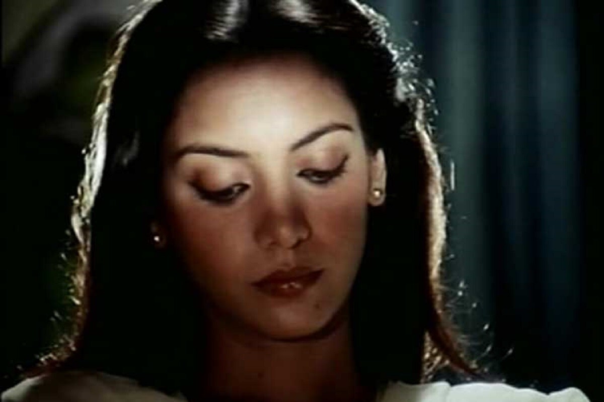 হায়দরাবাদের মুসলিম পরিবারে ১৯৫০ সালের ১৮ সেপ্টেম্বর জন্মগ্রহণ করেছিলেন শাবানা আজমি। ৭০ দশকে একেবারের অন্য ধারার অভিনয়ে বলিউডে জায়গা করে নিয়েছিলেন তিনি। আজ এই অভিনেত্রীর বয়স ৭০ বছর। এখনও তিনি নিজের অভিনয় দক্ষতায় জয় করে চলেছেন সকলের মন। photo source collected হায়দরাবাদের মুসলিম পরিবারে ১৯৫০ সালের ১৮ সেপ্টেম্বর জন্মগ্রহণ করেছিলেন শাবানা আজমি। ৭০ দশকে একেবারের অন্য ধারার অভিনয়ে বলিউডে জায়গা করে নিয়েছিলেন তিনি। আজ এই অভিনেত্রীর বয়স ৭০ বছর। এখনও তিনি নিজের অভিনয় দক্ষতায় জয় করে চলেছেন সকলের মন। photo source collected
