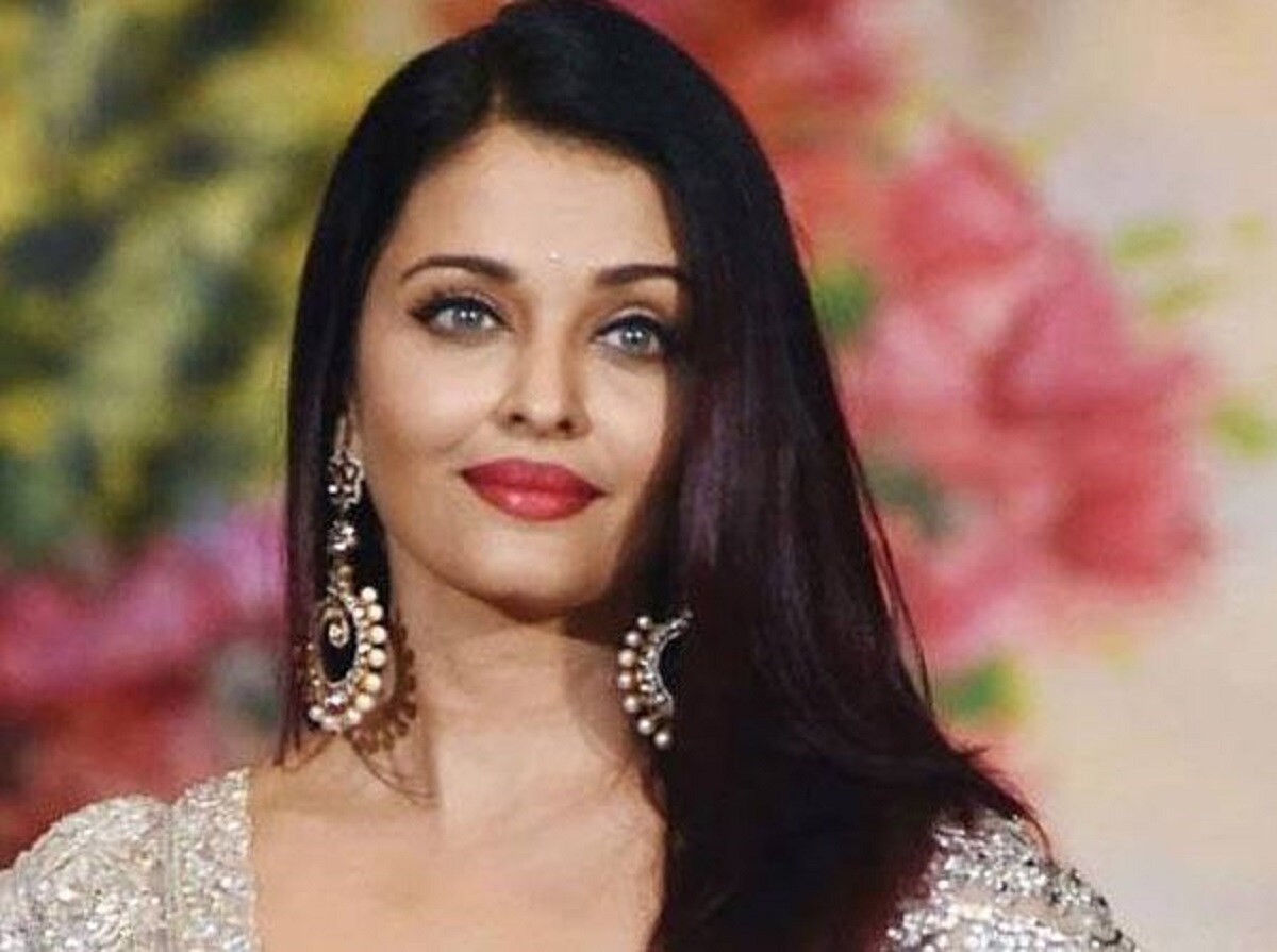 •যদিও ঐশ্বর্য্য ঠোঁট, চোখ ও থুনতির গঠন কিছুটা আলাদা, তবে স্নেহার সঙ্গে তাঁর মুখের মিলও প্রচুর৷ •যদিও ঐশ্বর্য্য ঠোঁট, চোখ ও থুনতির গঠন কিছুটা আলাদা, তবে স্নেহার সঙ্গে তাঁর মুখের মিলও প্রচুর৷