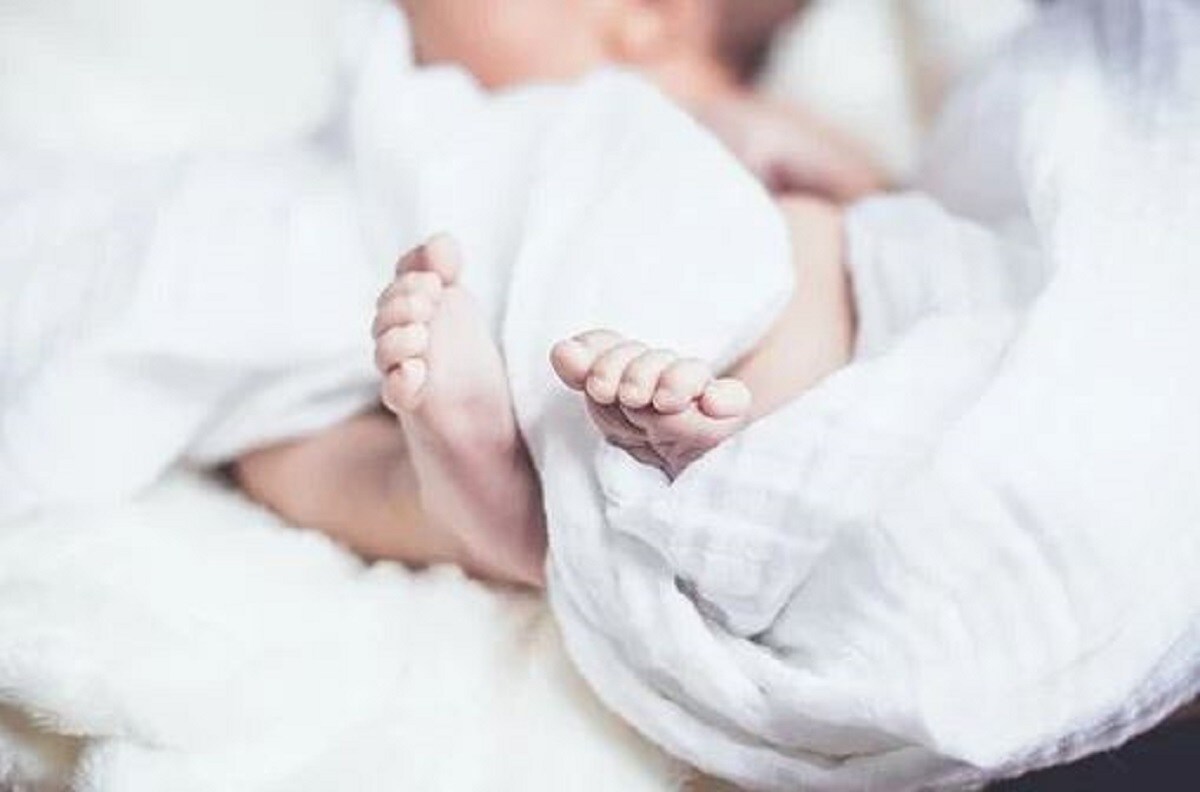 এরপরেই চিকিৎসকরা জানান টাকা না দিলে বাচ্চা দিয়ে দিতে হবে৷ এরপর জোর করে হাতের আঙুলের ছাপ লাগিয়ে নেওয়া হয়৷ তাদের হাতে দেওয়া হয় ৬৫ হাজার টাকা৷Photo- Representative এরপরেই চিকিৎসকরা জানান টাকা না দিলে বাচ্চা দিয়ে দিতে হবে৷ এরপর জোর করে হাতের আঙুলের ছাপ লাগিয়ে নেওয়া হয়৷ তাদের হাতে দেওয়া হয় ৬৫ হাজার টাকা৷Photo- Representative