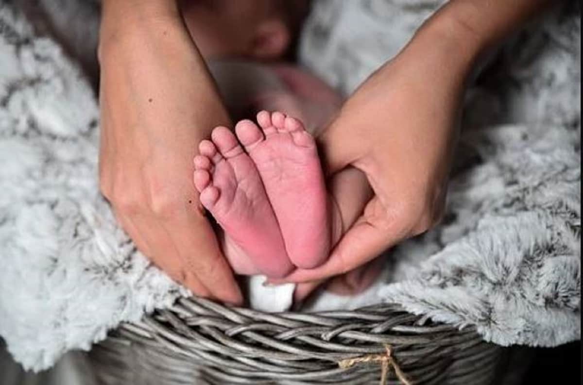 শম্ভু নগরের বাসিন্দা শিব নারায়ণ রিক্সা চালক৷ ৪ মাস আগে ধার নিয়ে বাড়ি তৈরি করেছিল সে৷ ২৪ অগাস্ট ওঁনার স্ত্রী- প্রসব যন্ত্রণা শুরু হয়৷ স্ত্রী ববিতাকে নিয়ে কাছের জেপি হাসপাতালে তাঁকে ভর্তি করা হয়৷ সেখানেই ববিতা এক পুত্র সন্তানের জন্ম দেন৷ সেই সময় রিক্সা চালকের কাছে ৫০০ টাকা ছিল৷ কিন্তু বিল হয় ৩৫ হাজার টাকা!Photo- Representative শম্ভু নগরের বাসিন্দা শিব নারায়ণ রিক্সা চালক৷ ৪ মাস আগে ধার নিয়ে বাড়ি তৈরি করেছিল সে৷ ২৪ অগাস্ট ওঁনার স্ত্রী- প্রসব যন্ত্রণা শুরু হয়৷ স্ত্রী ববিতাকে নিয়ে কাছের জেপি হাসপাতালে তাঁকে ভর্তি করা হয়৷ সেখানেই ববিতা এক পুত্র সন্তানের জন্ম দেন৷ সেই সময় রিক্সা চালকের কাছে ৫০০ টাকা ছিল৷ কিন্তু বিল হয় ৩৫ হাজার টাকা!Photo- Representative